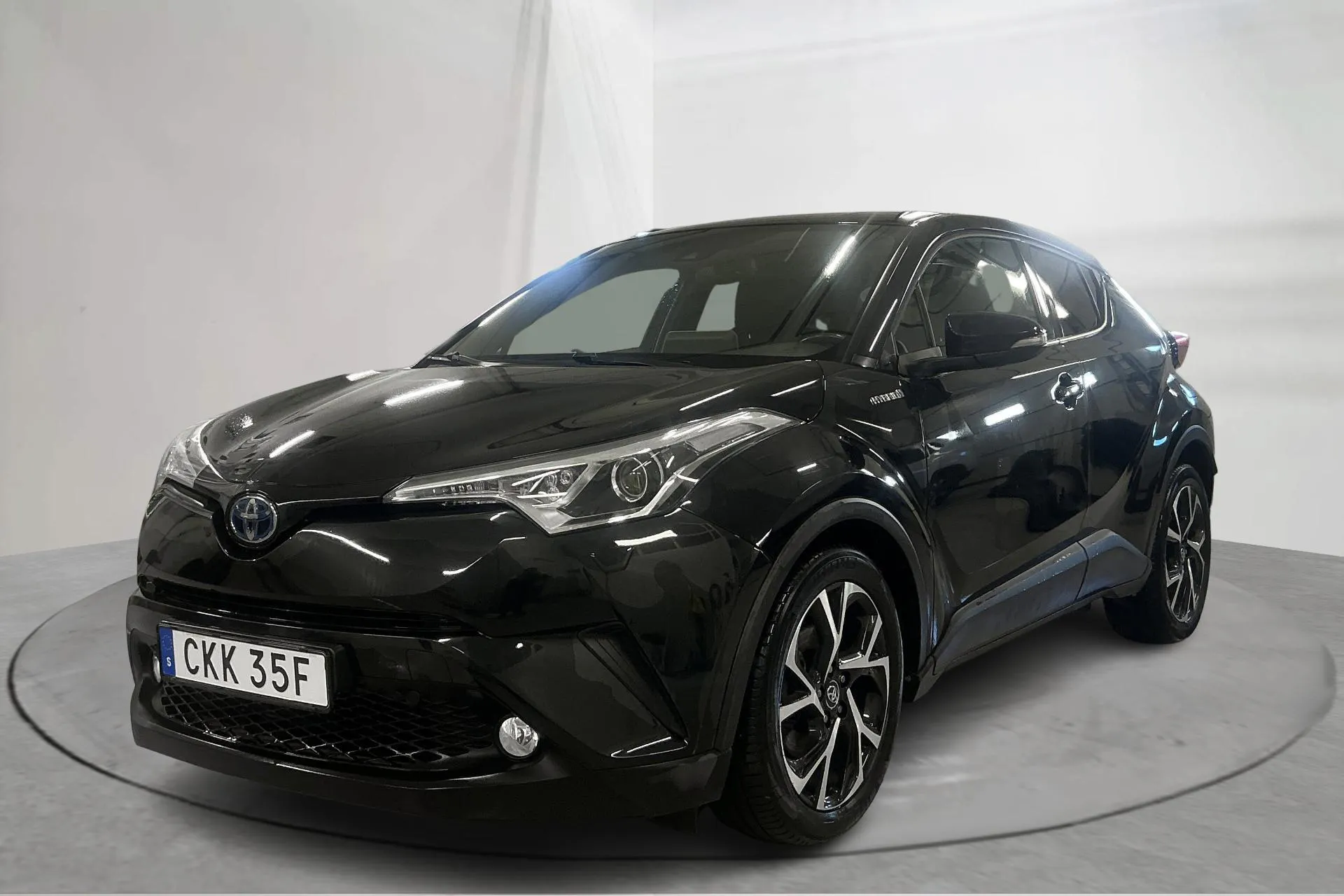 Presentationsfoto 1 av 19: Toyota C-HR 1.8 HSD (122hk) - 6 760 mil - Automat - svart - 2019