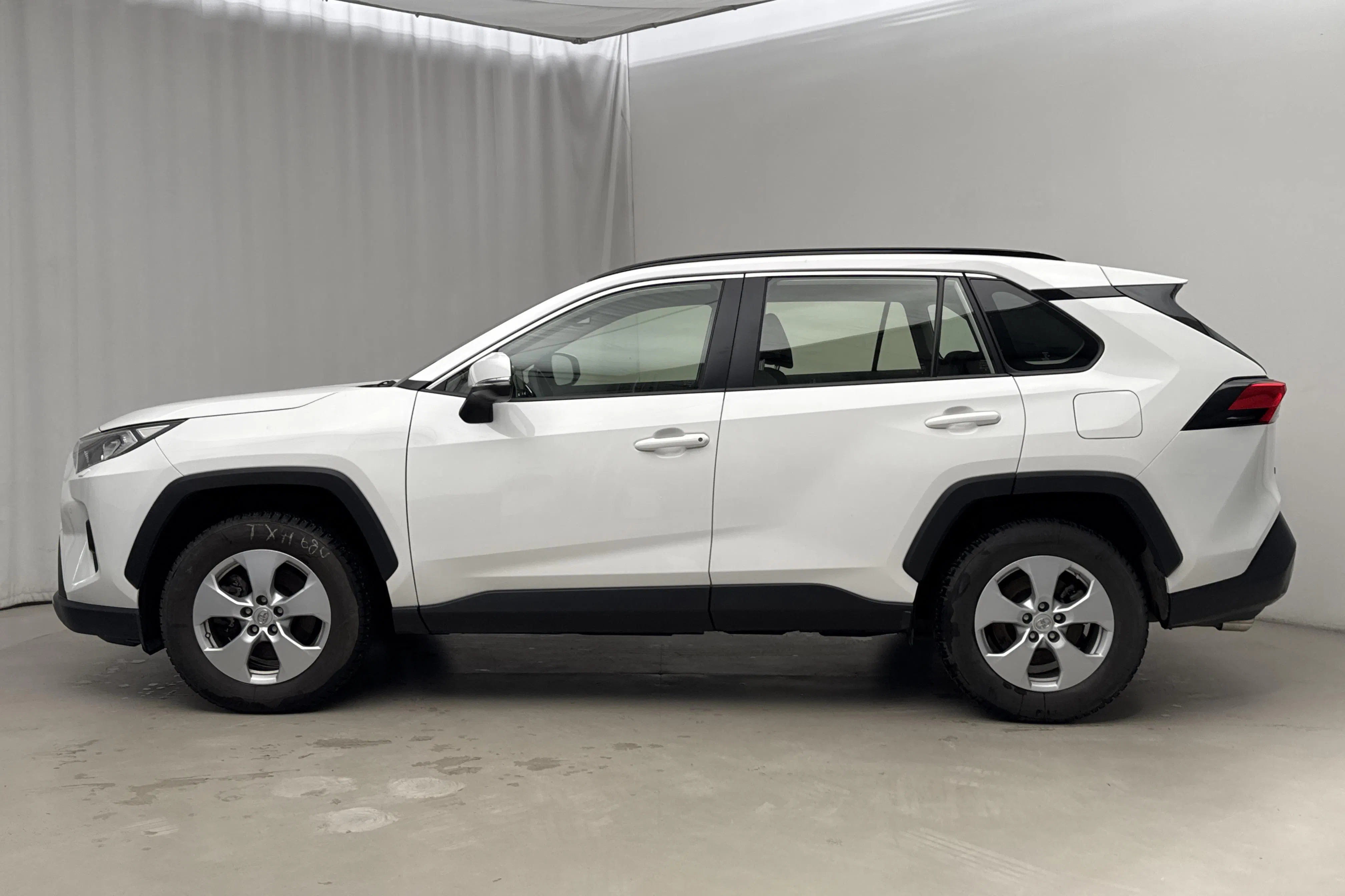 Presentationsfoto 2 av 14: Toyota RAV4 2.5 HSD AWD (222hk) - 4 019 mil - Automat - vit - 2022