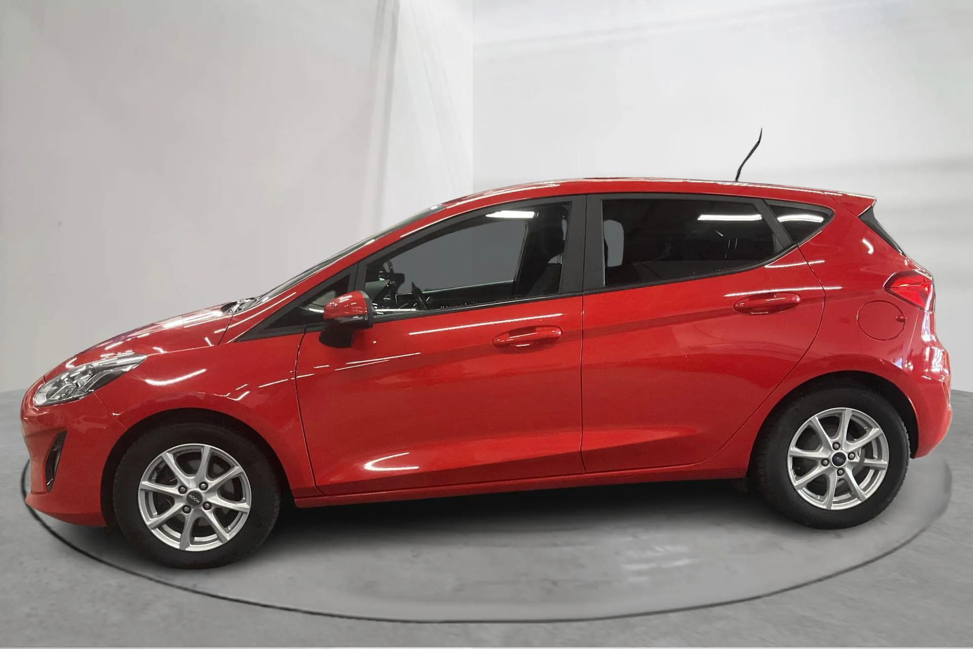 Presentationsfoto 2 av 14: Ford Fiesta 1.0T EcoBoost 5dr (100hk) - 10 626 mil - Automat - röd - 2019