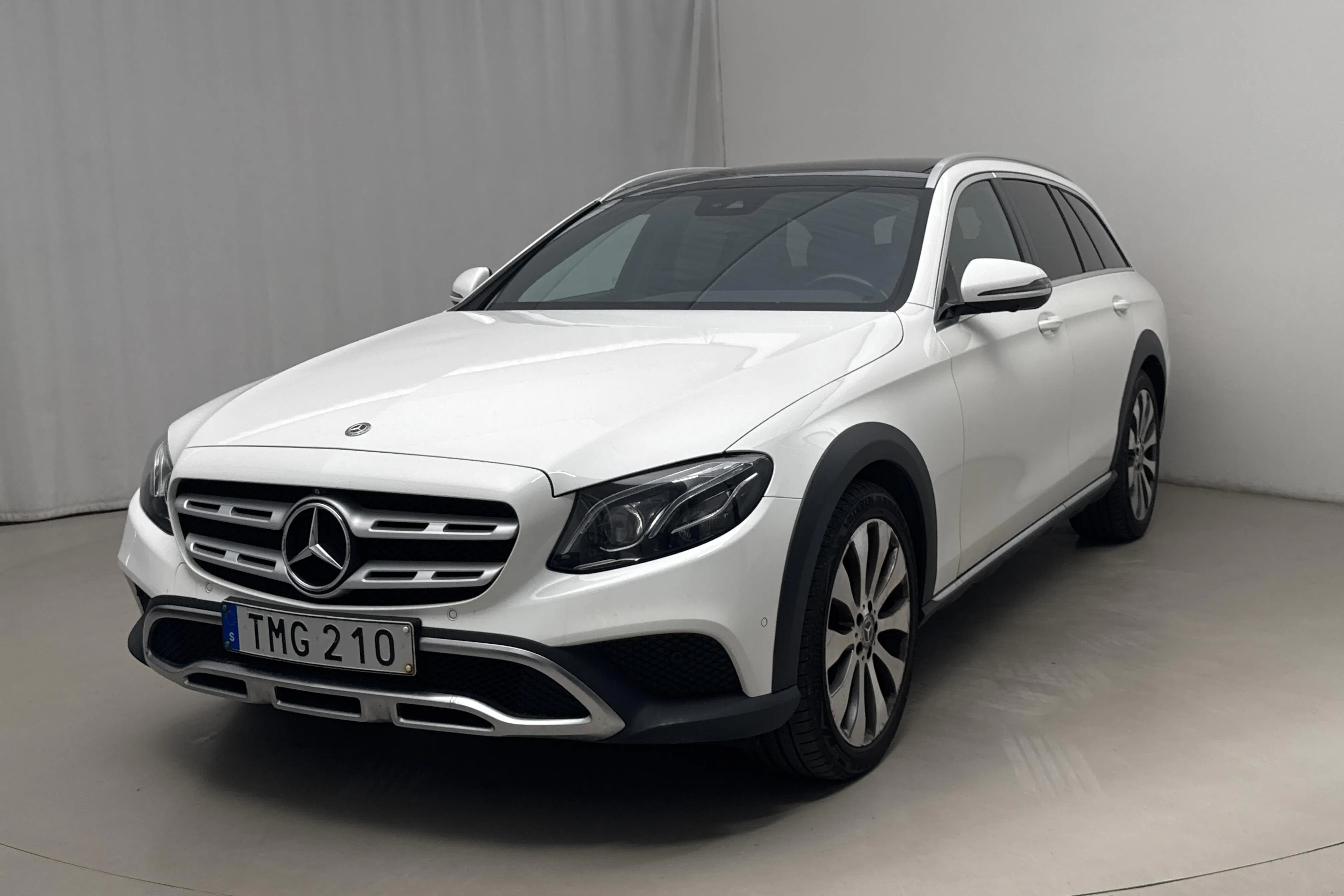 Presentation photo 1 of 21: Mercedes E 220 d 4MATIC Kombi All-Terrain S213 (194hk) - 131 980 km - Automatic - white - 2017