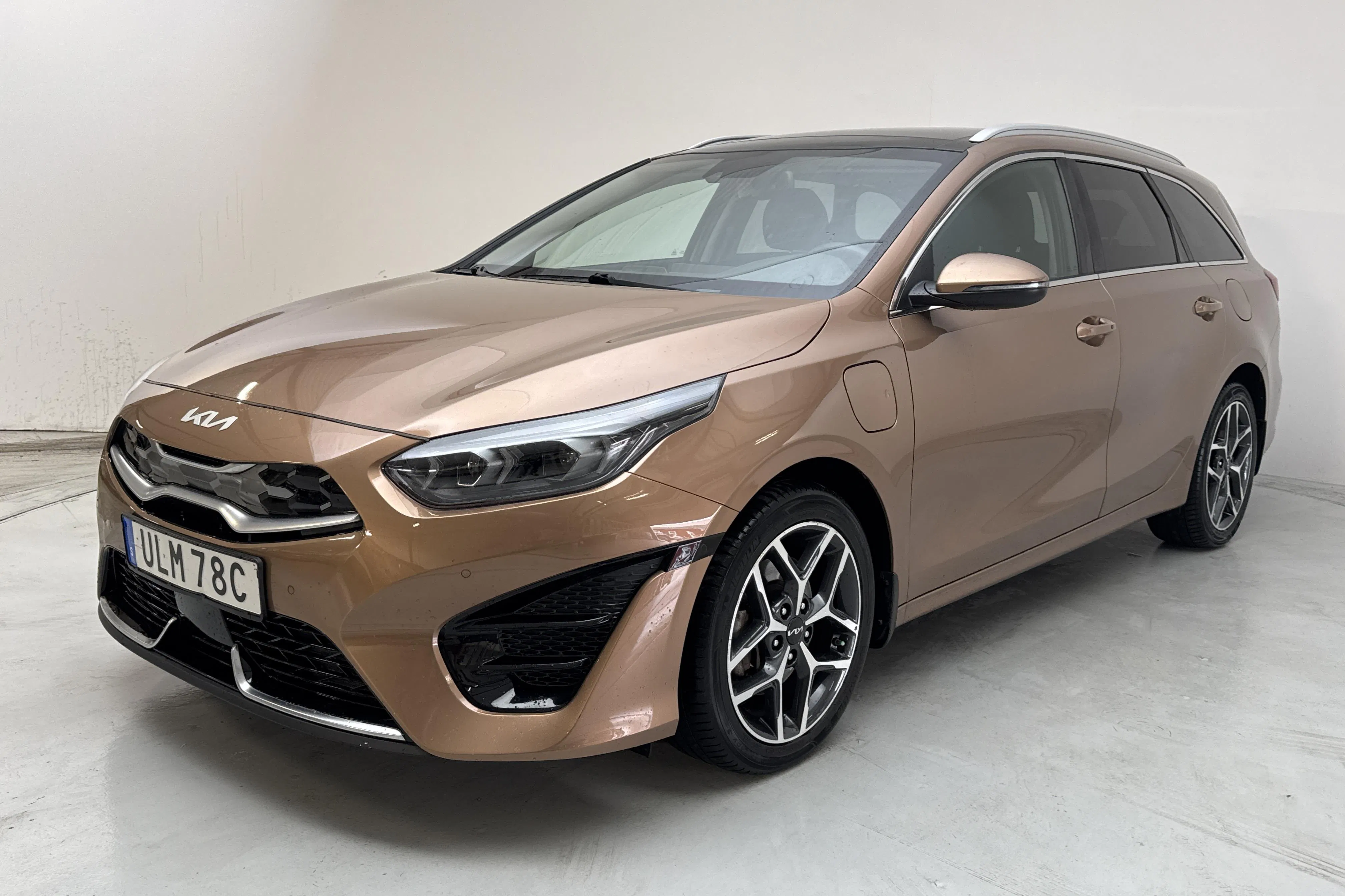 Presentationsfoto 1 av 17: KIA Ceed 1.6 Plug-in Hybrid SW (141hk) - 2 961 mil - Automat - brun - 2022
