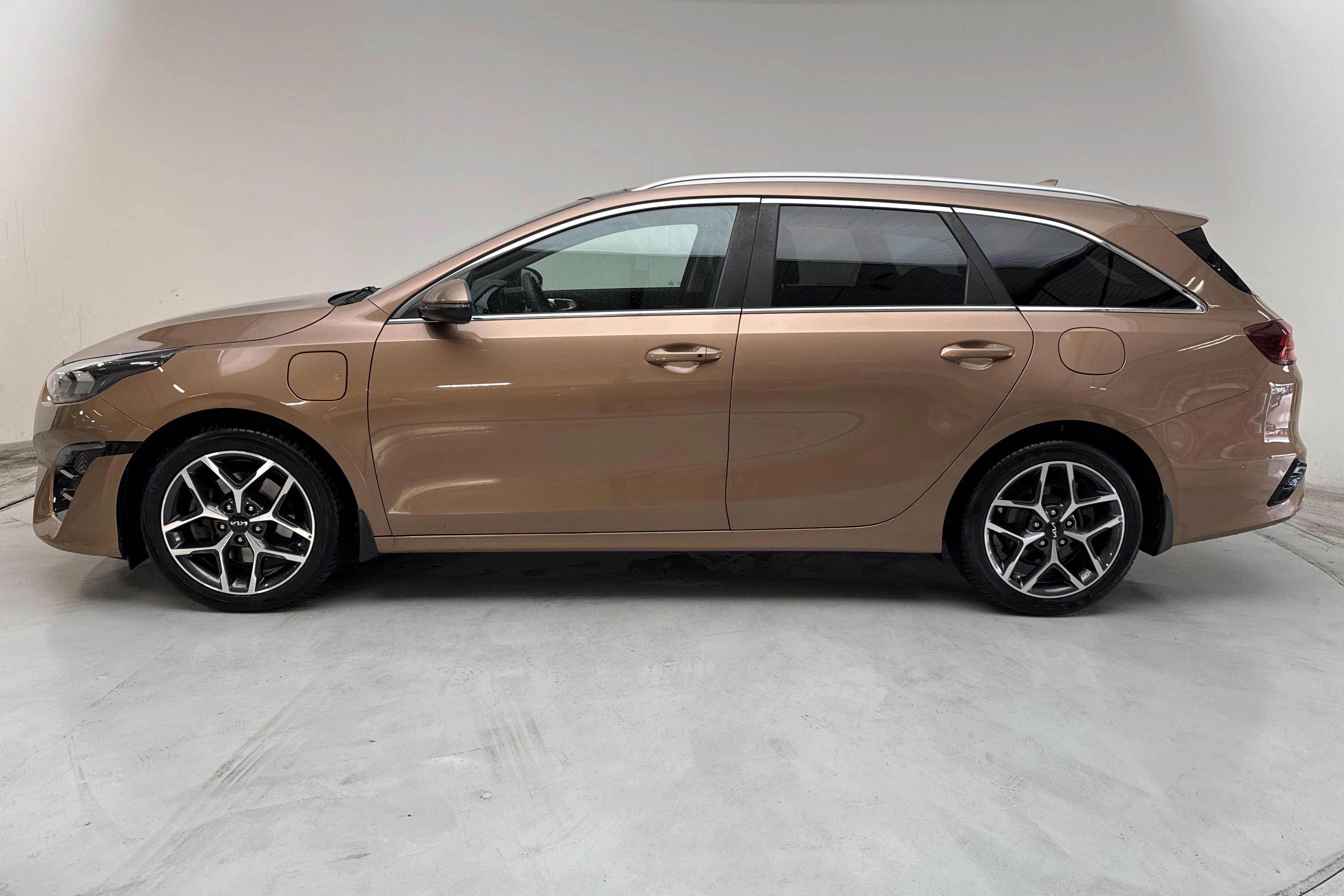 Presentationsfoto 2 av 17: KIA Ceed 1.6 Plug-in Hybrid SW (141hk) - 2 961 mil - Automat - brun - 2022