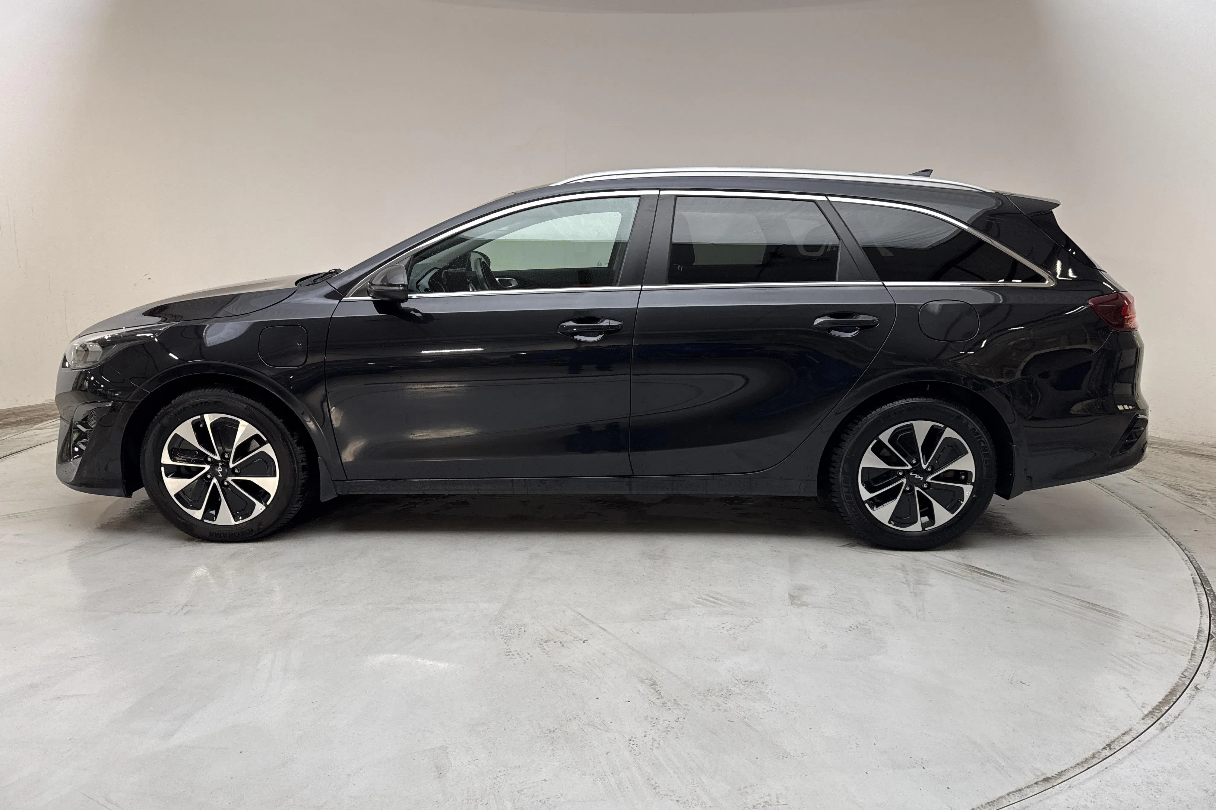 Presentationsfoto 2 av 15: KIA Ceed 1.6 Plug-in Hybrid SW (141hk) - 9 468 mil - Automat - svart - 2024
