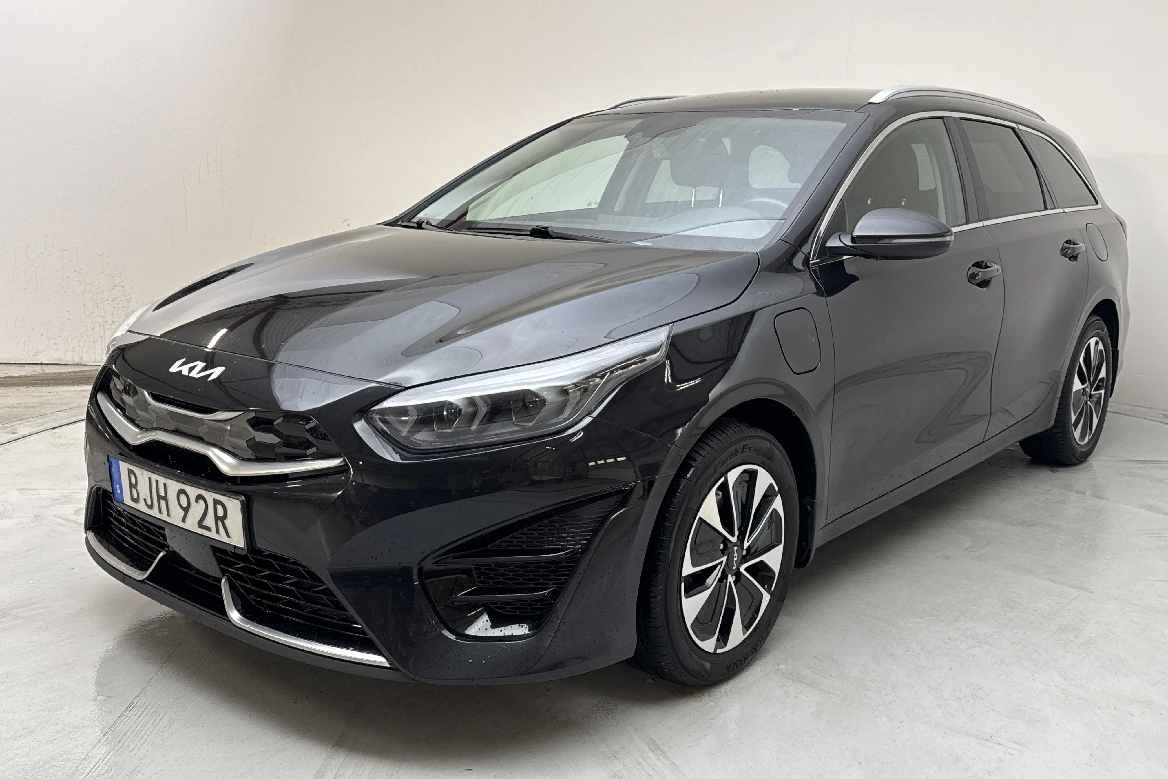 Presentationsfoto 1 av 15: KIA Ceed 1.6 Plug-in Hybrid SW (141hk) - 9 468 mil - Automat - svart - 2024