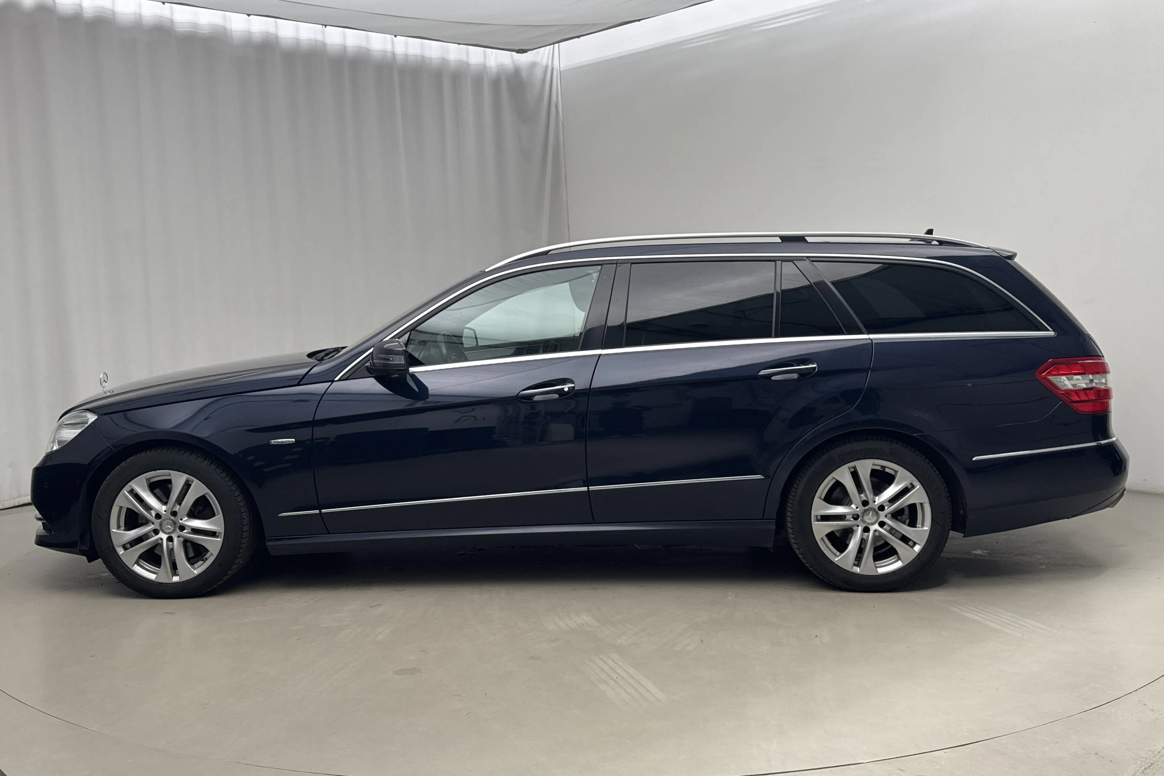Presentationsfoto 2 av 23: Mercedes E 350 CDI Kombi 4Matic S212 (265hk) - 29 019 mil - Automat - Mörkblå - 2012