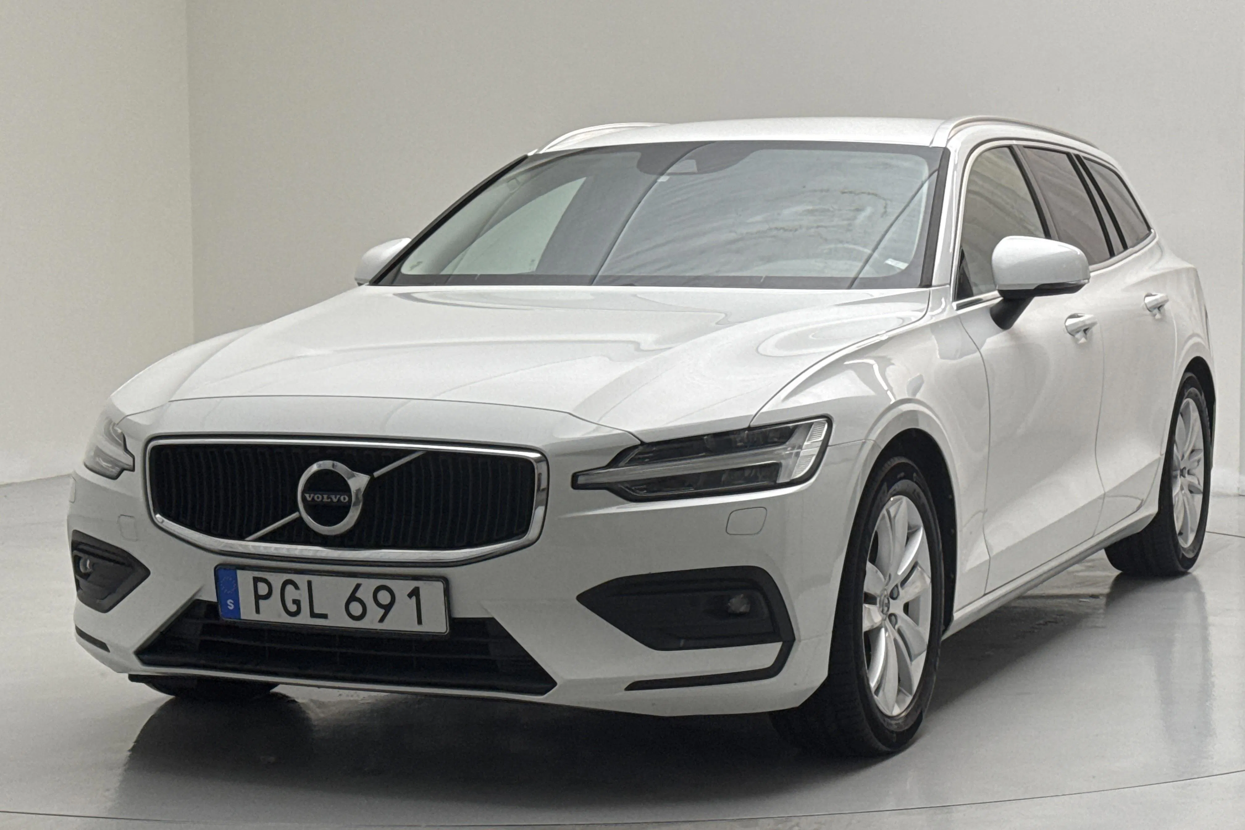 Presentationsfoto 1 av 15: Volvo V60 D4 (190hk) - 9 803 mil - Automat - vit - 2019