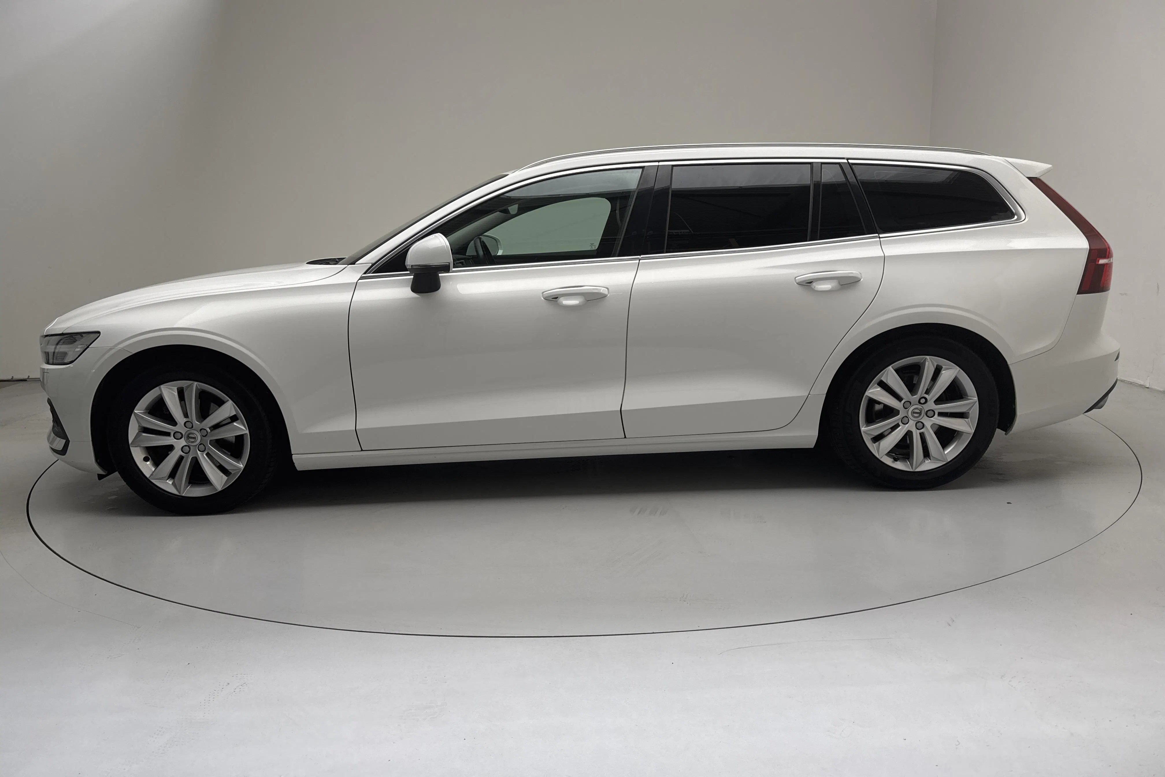 Presentationsfoto 2 av 15: Volvo V60 D4 (190hk) - 9 803 mil - Automat - vit - 2019