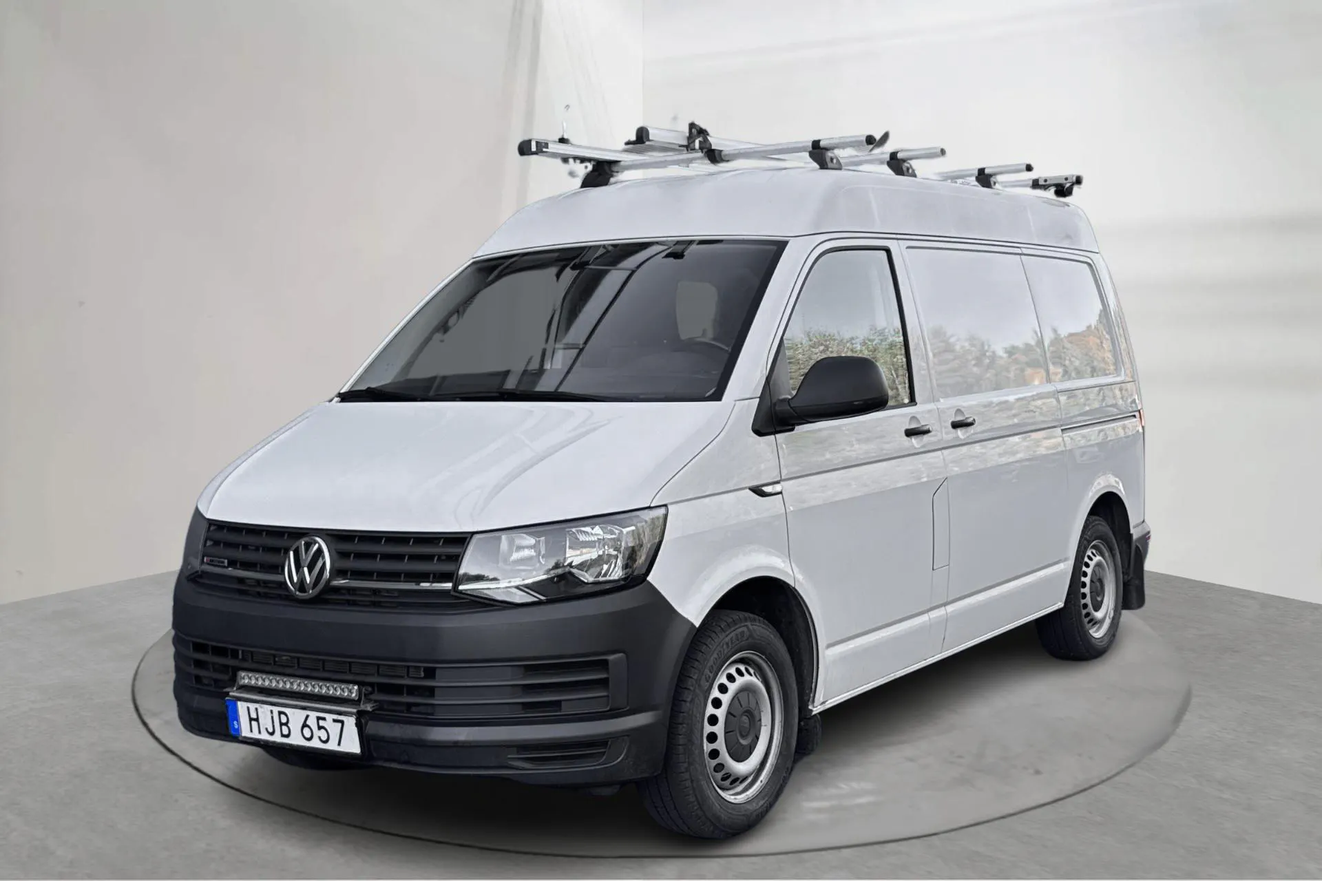 Presentationsfoto 1 av 18: VW Transporter T6 2.0 TDI BMT Skåp 4MOTION (150hk) - 13 327 mil - Manuell - vit - 2018