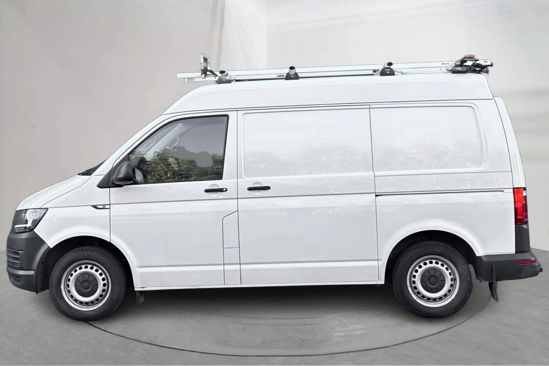 Presentationsfoto 2 av 18: VW Transporter T6 2.0 TDI BMT Skåp 4MOTION (150hk) - 13 327 mil - Manuell - vit - 2018