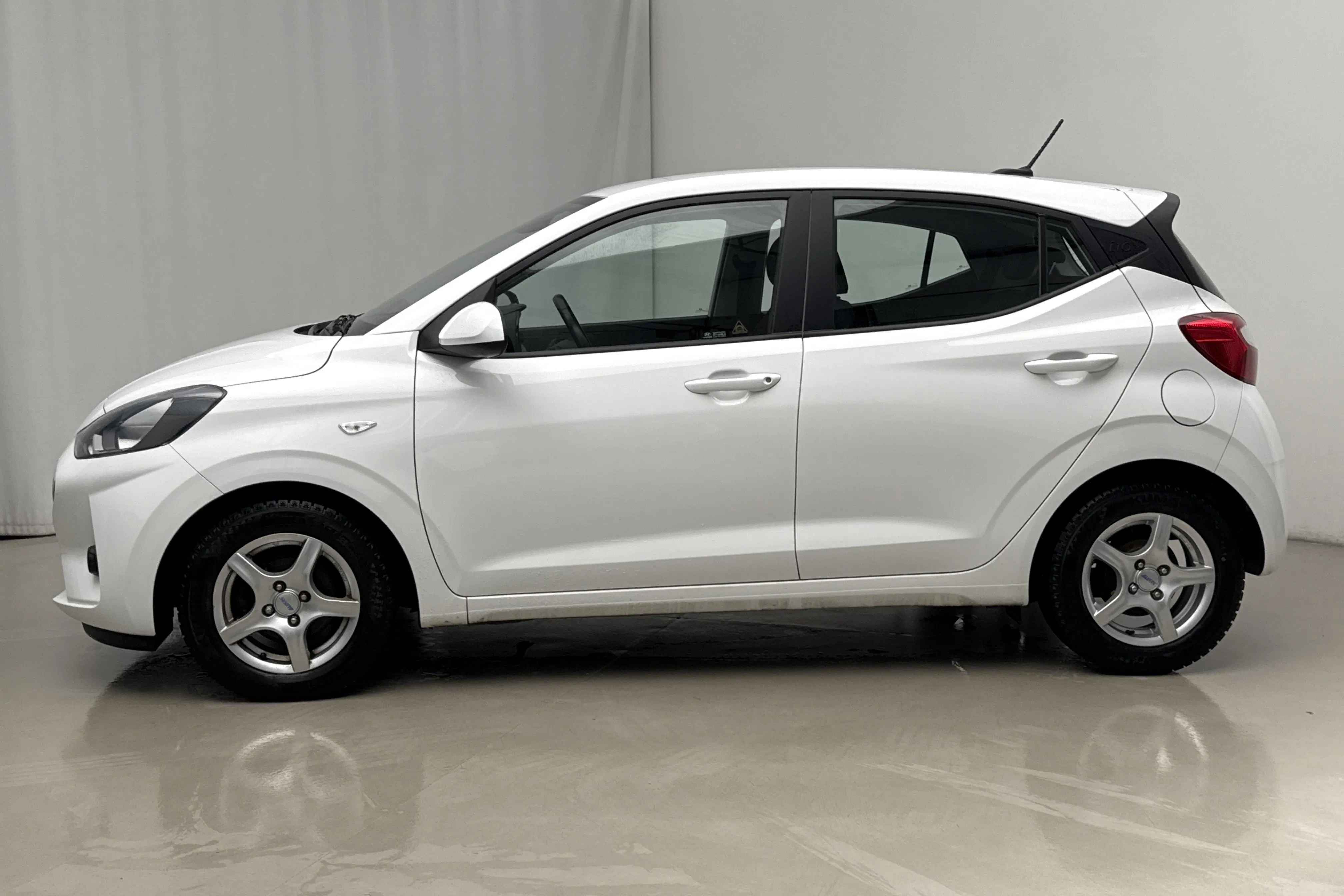 Presentation photo 2 of 16: Hyundai i10 1.0 MPi (67hk) - 20 230 km - Automatic - white - 2022