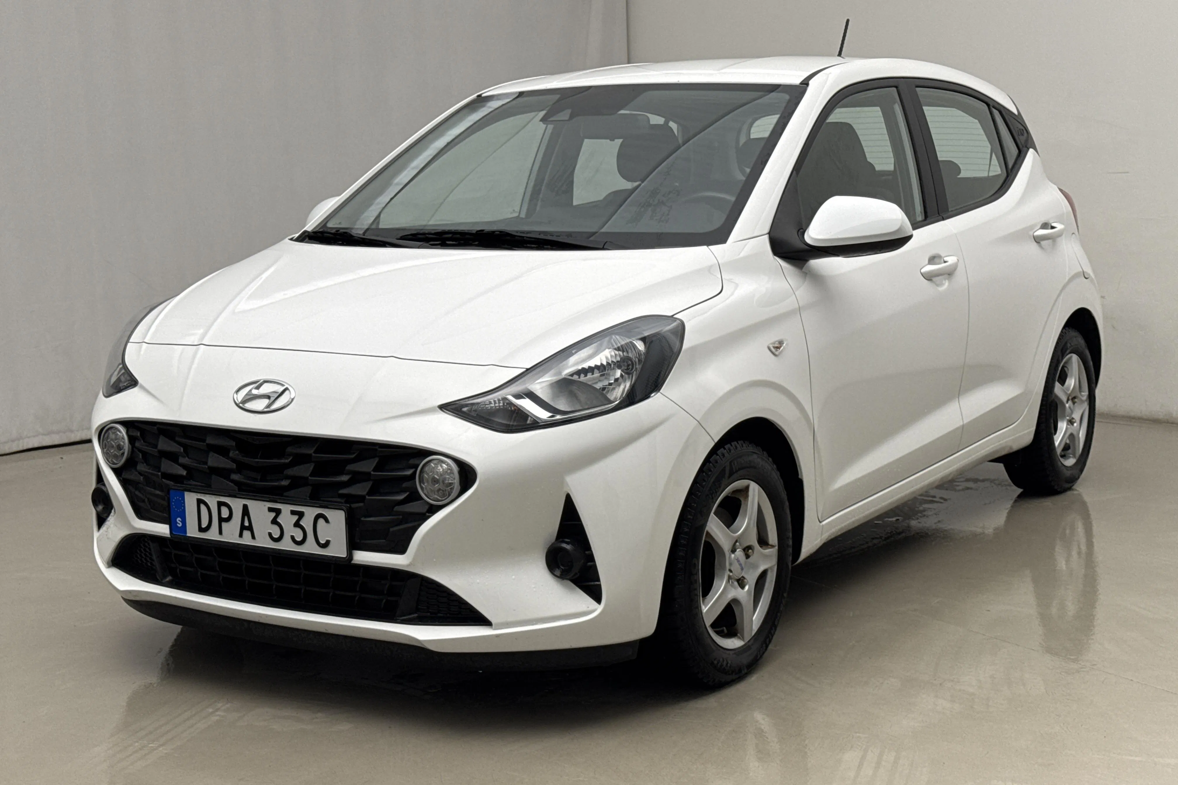 Presentation photo 1 of 16: Hyundai i10 1.0 MPi (67hk) - 20 230 km - Automatic - white - 2022