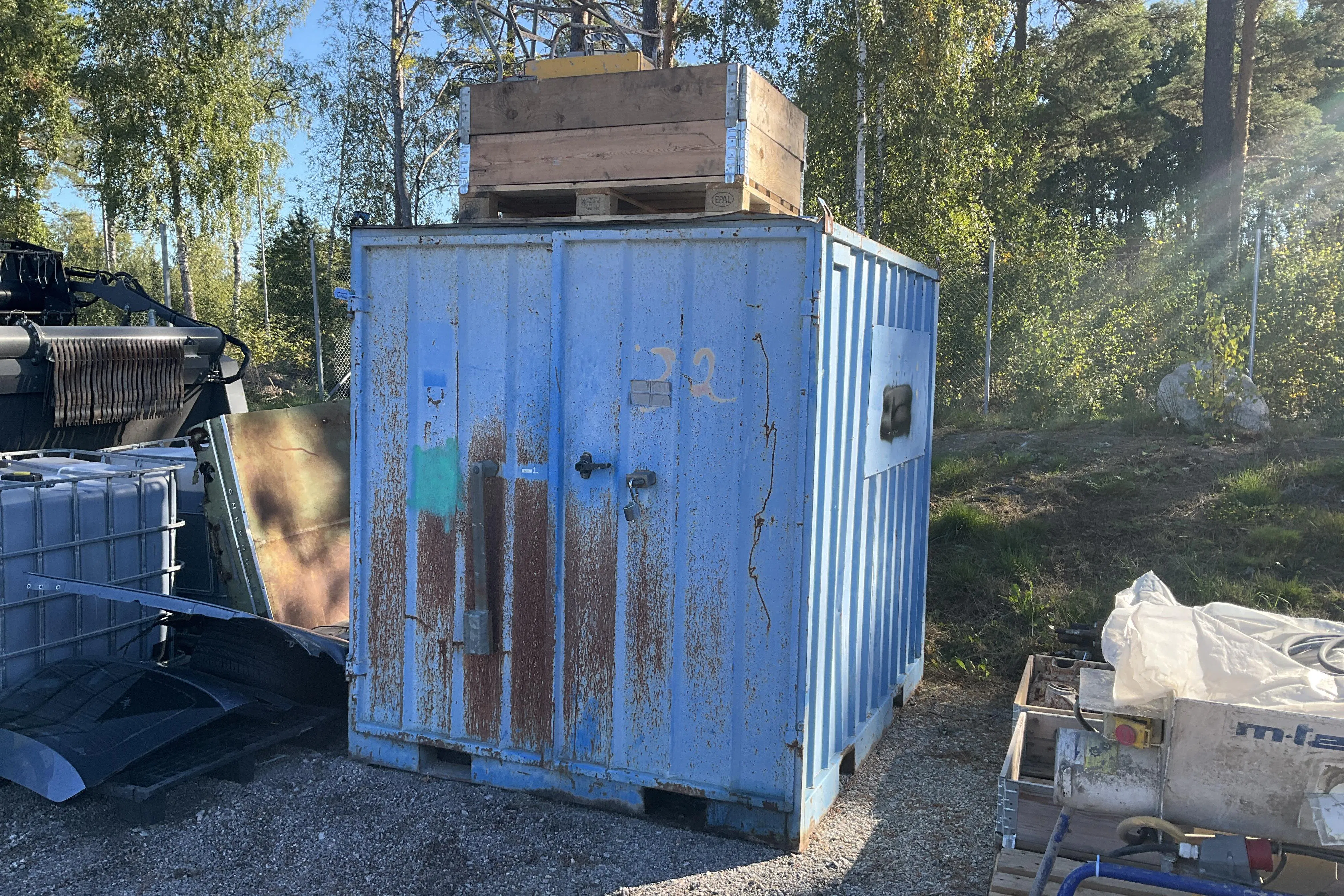 Presentationsfoto 1 av 10: x 1 st 8-fot byggcontainer med div innehåll: Keminjekteringspump Wagner, Hilti TE6 + div vektyg mm - 0 km