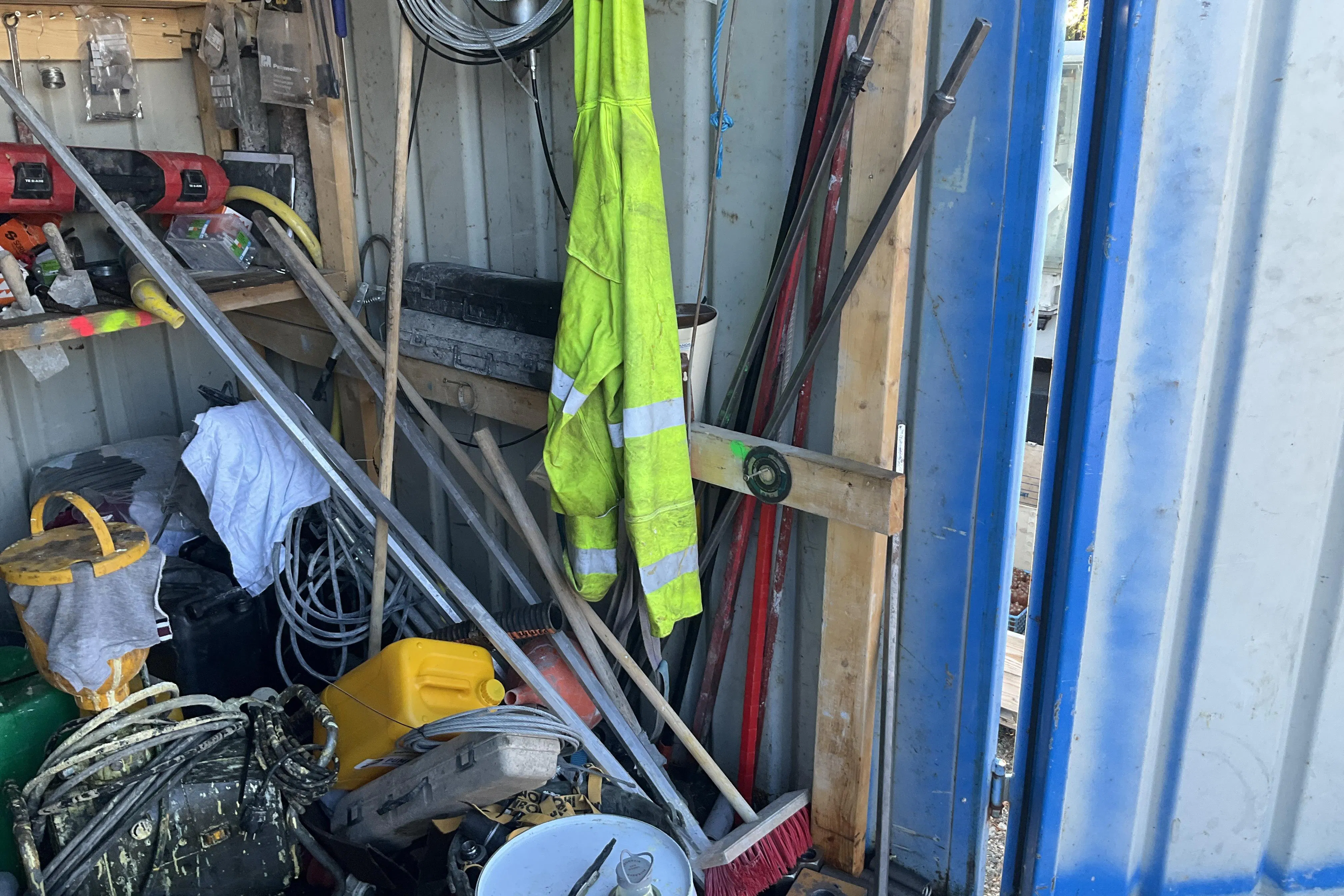 Presentationsfoto 10 av 10: x 1 st 8-fot byggcontainer med div innehåll: Keminjekteringspump Wagner, Hilti TE6 + div vektyg mm - 0 km