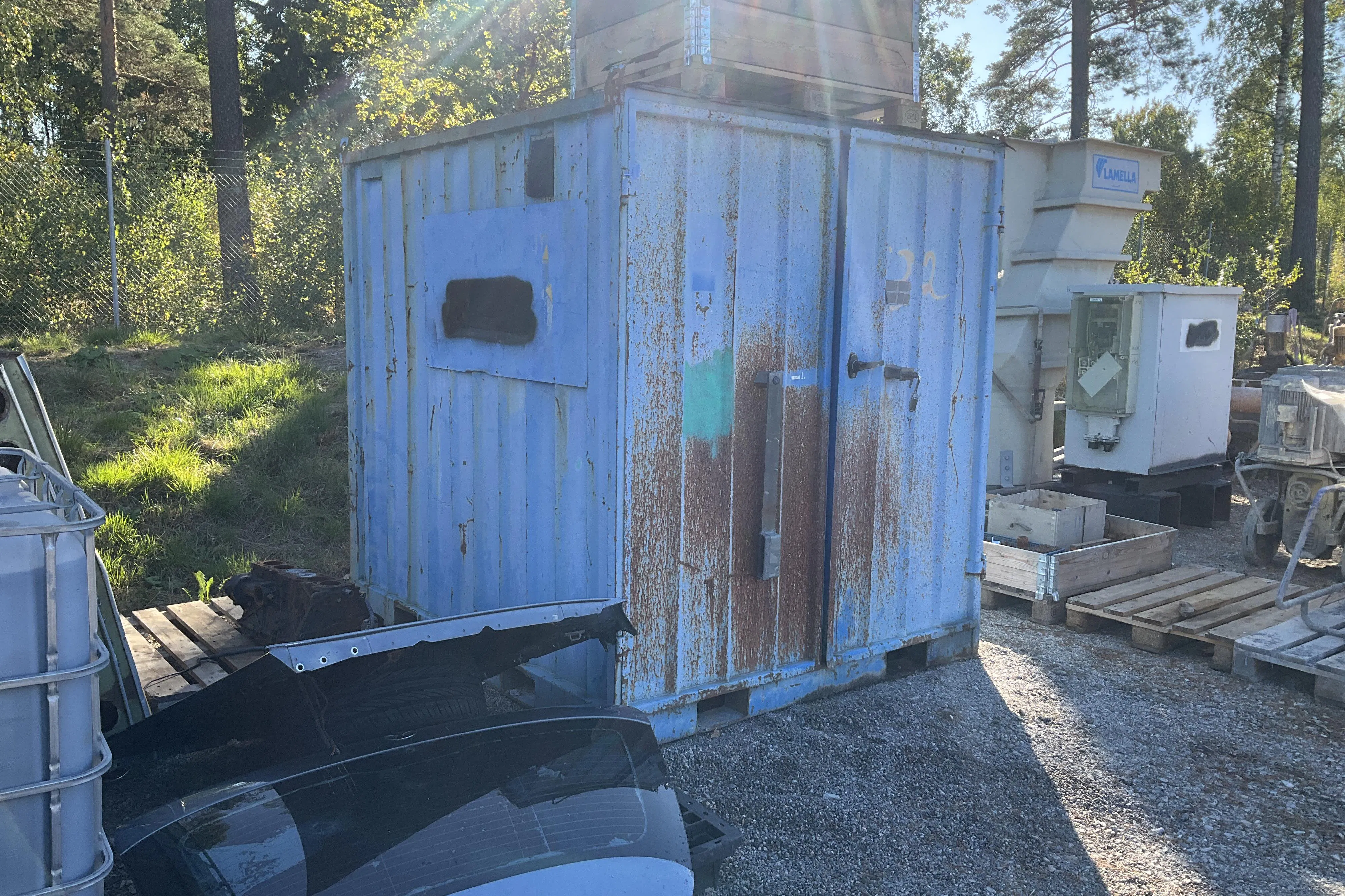 Presentationsfoto 2 av 10: x 1 st 8-fot byggcontainer med div innehåll: Keminjekteringspump Wagner, Hilti TE6 + div vektyg mm - 0 km