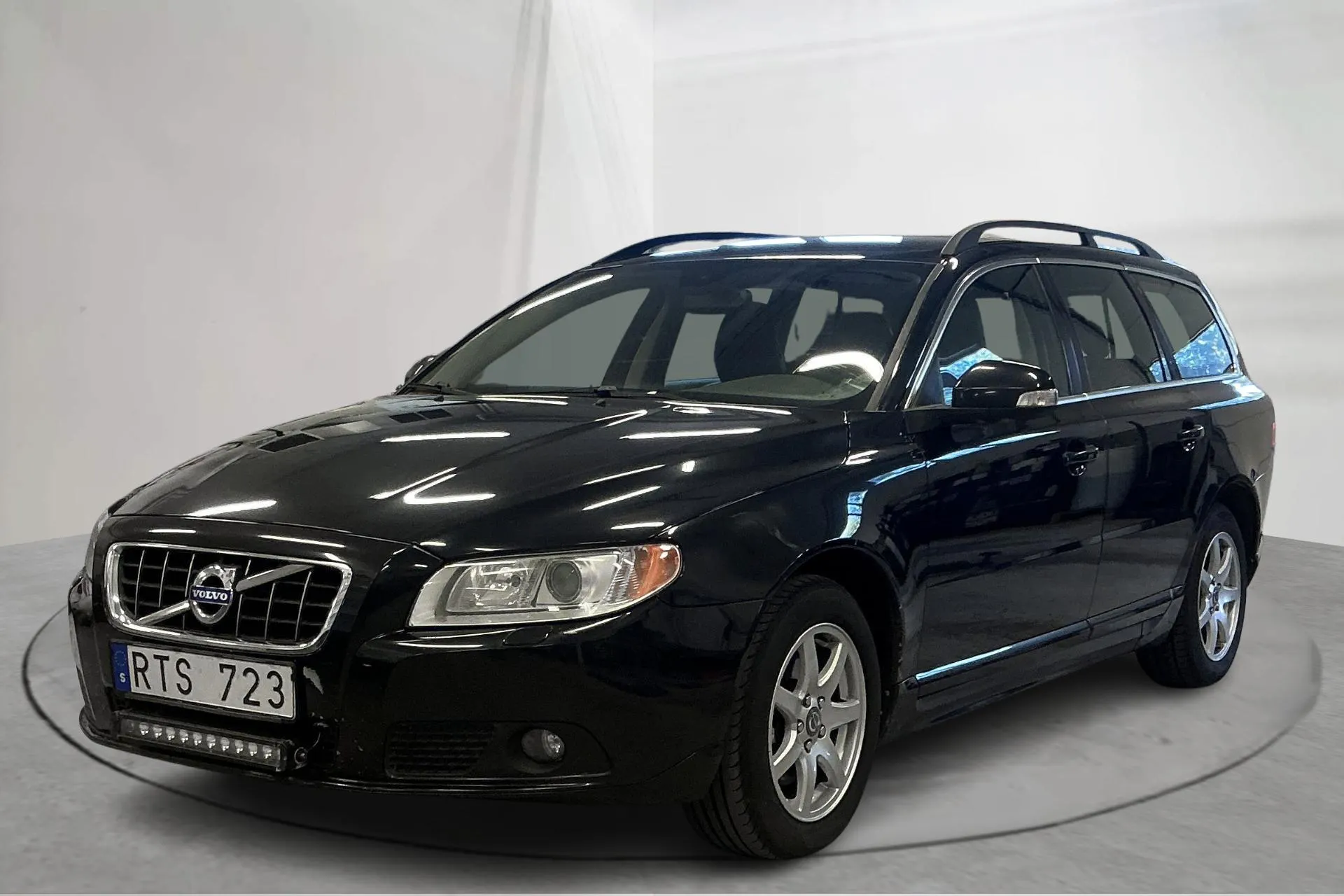 Presentationsfoto 1 av 13: Volvo V70 II 2.4D (175hk) - 28 610 mil - Manuell - svart - 2010