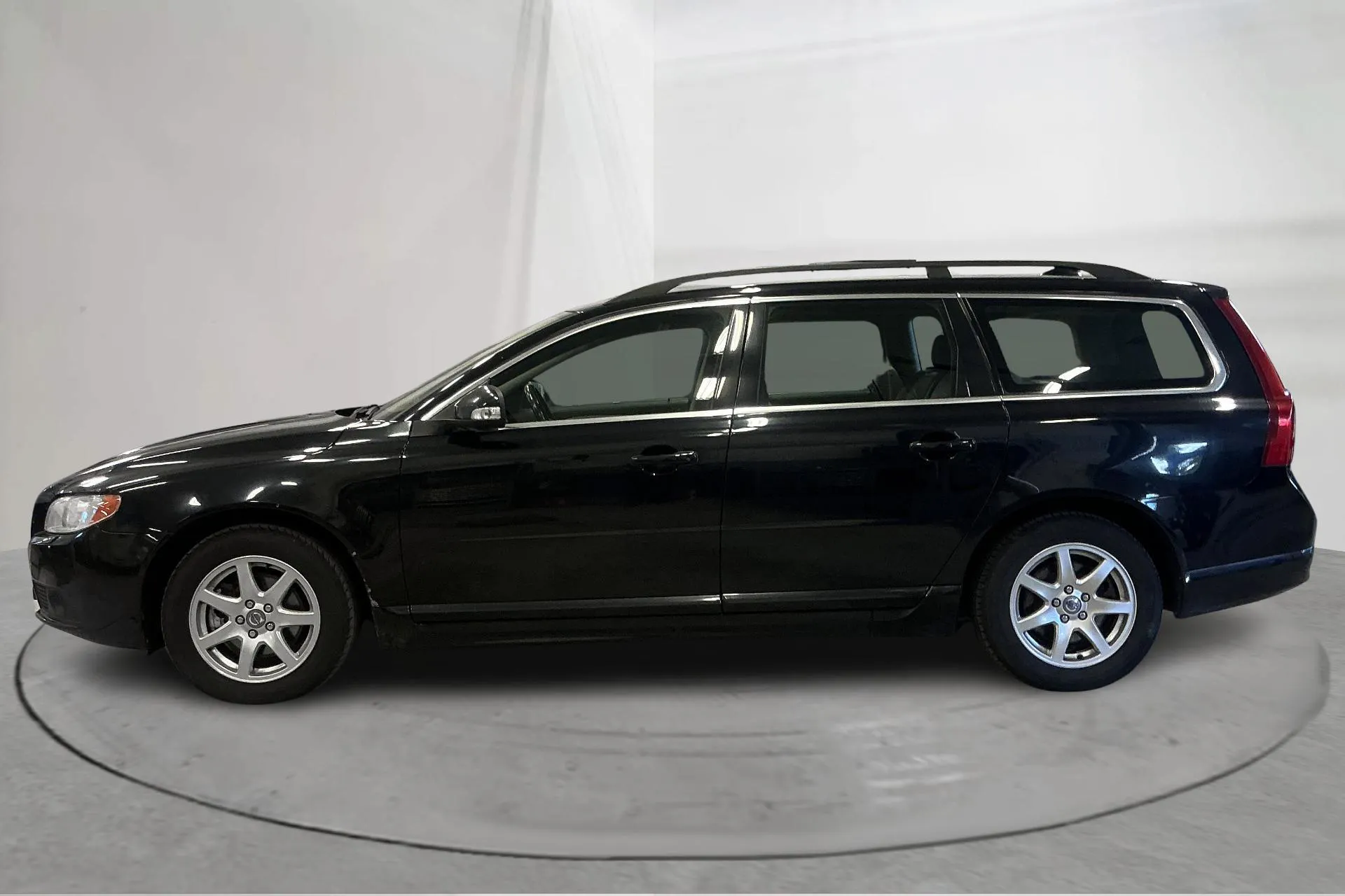 Presentationsfoto 2 av 13: Volvo V70 II 2.4D (175hk) - 28 610 mil - Manuell - svart - 2010