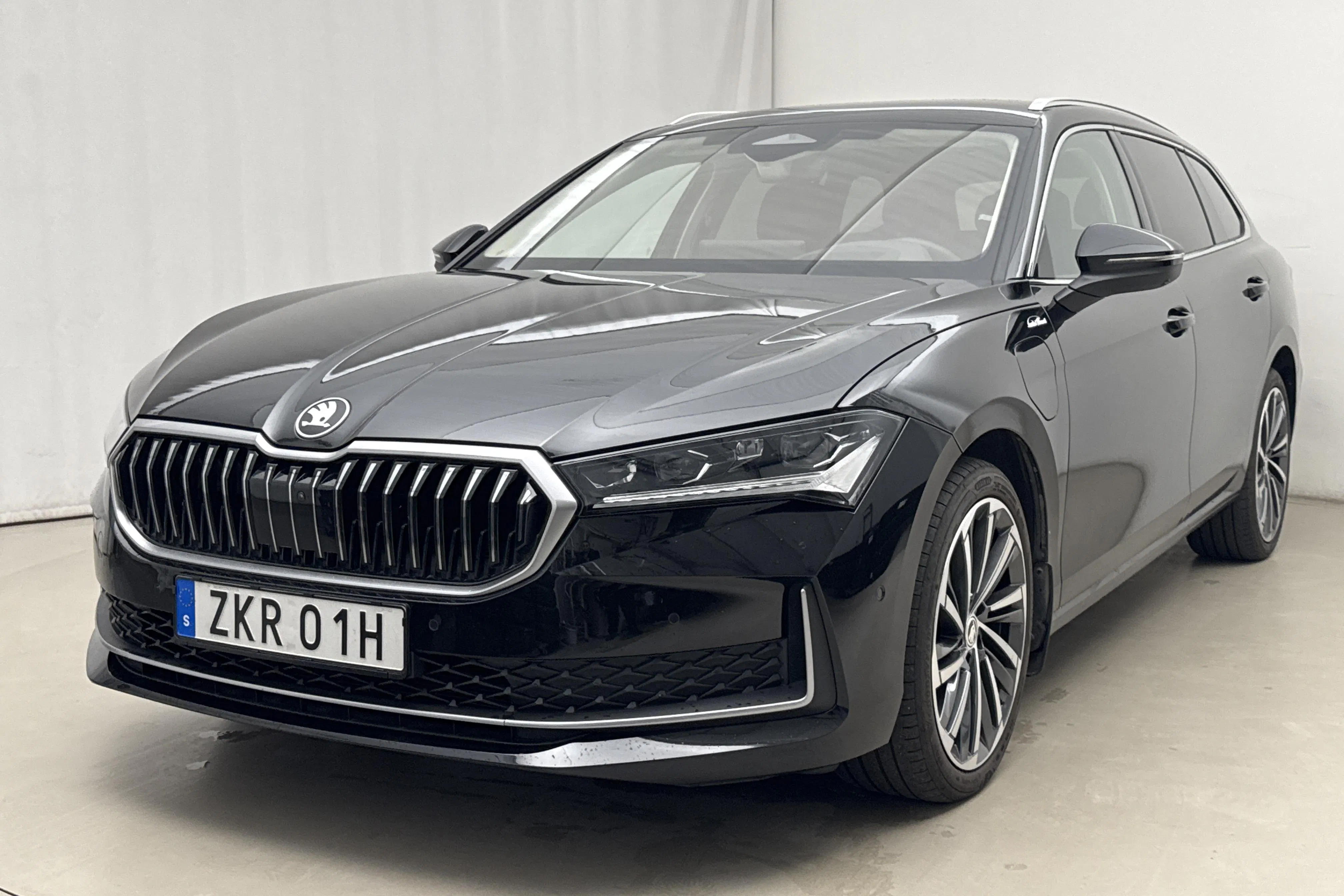Presentationsfoto 1 av 22: Skoda Superb 1.5 TSI iV Kombi (204hk) - 2 620 mil - Automat - svart - 2025