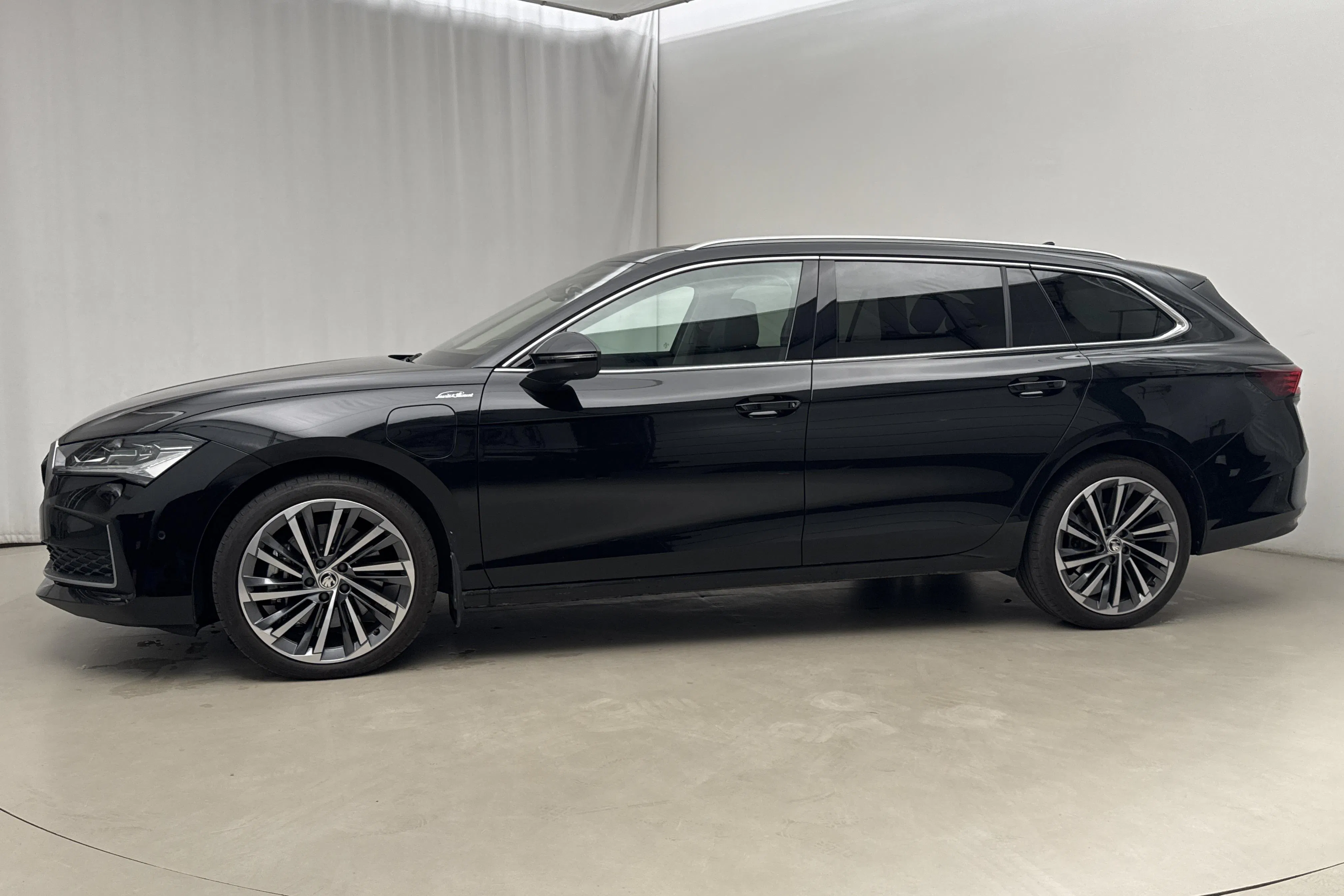 Presentationsfoto 2 av 22: Skoda Superb 1.5 TSI iV Kombi (204hk) - 2 620 mil - Automat - svart - 2025