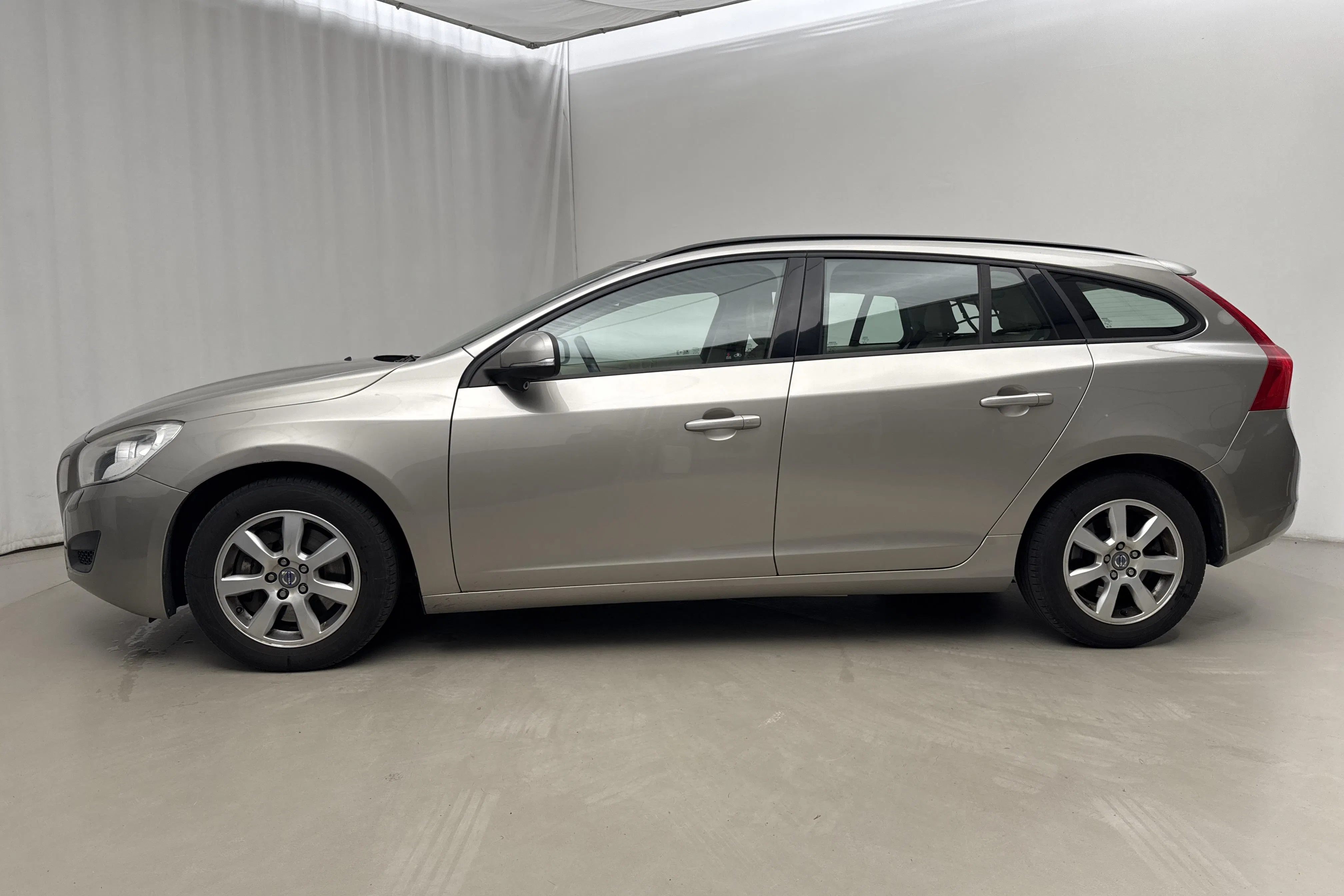 Presentationsfoto 2 av 16: Volvo V60 D5 (205hk) - 21 042 mil - Manuell - Ljusbrun - 2011