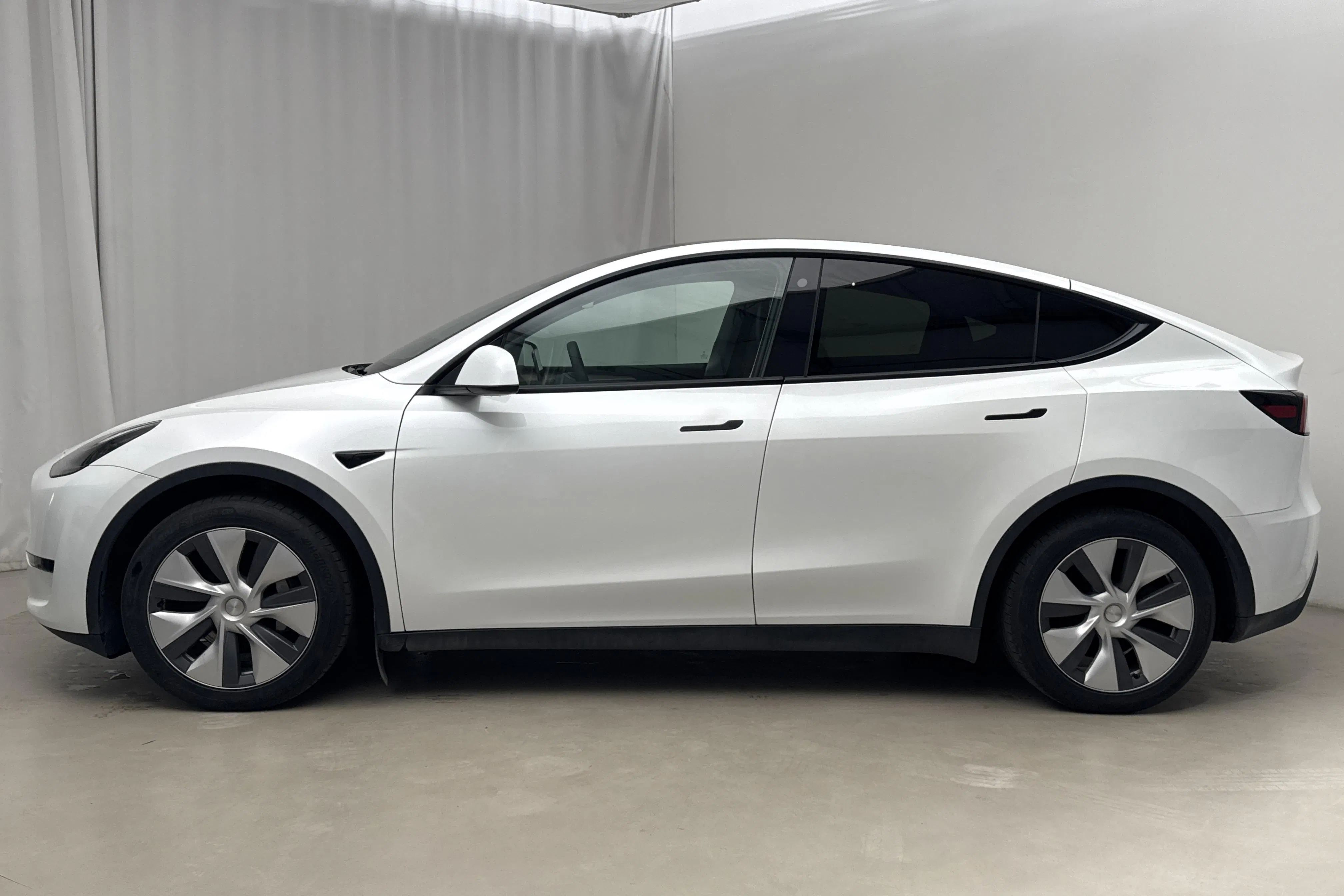 Presentationsfoto 2 av 18: Tesla Model Y Long Range Dual Motor AWD - 8 979 mil - Automat - vit - 2023