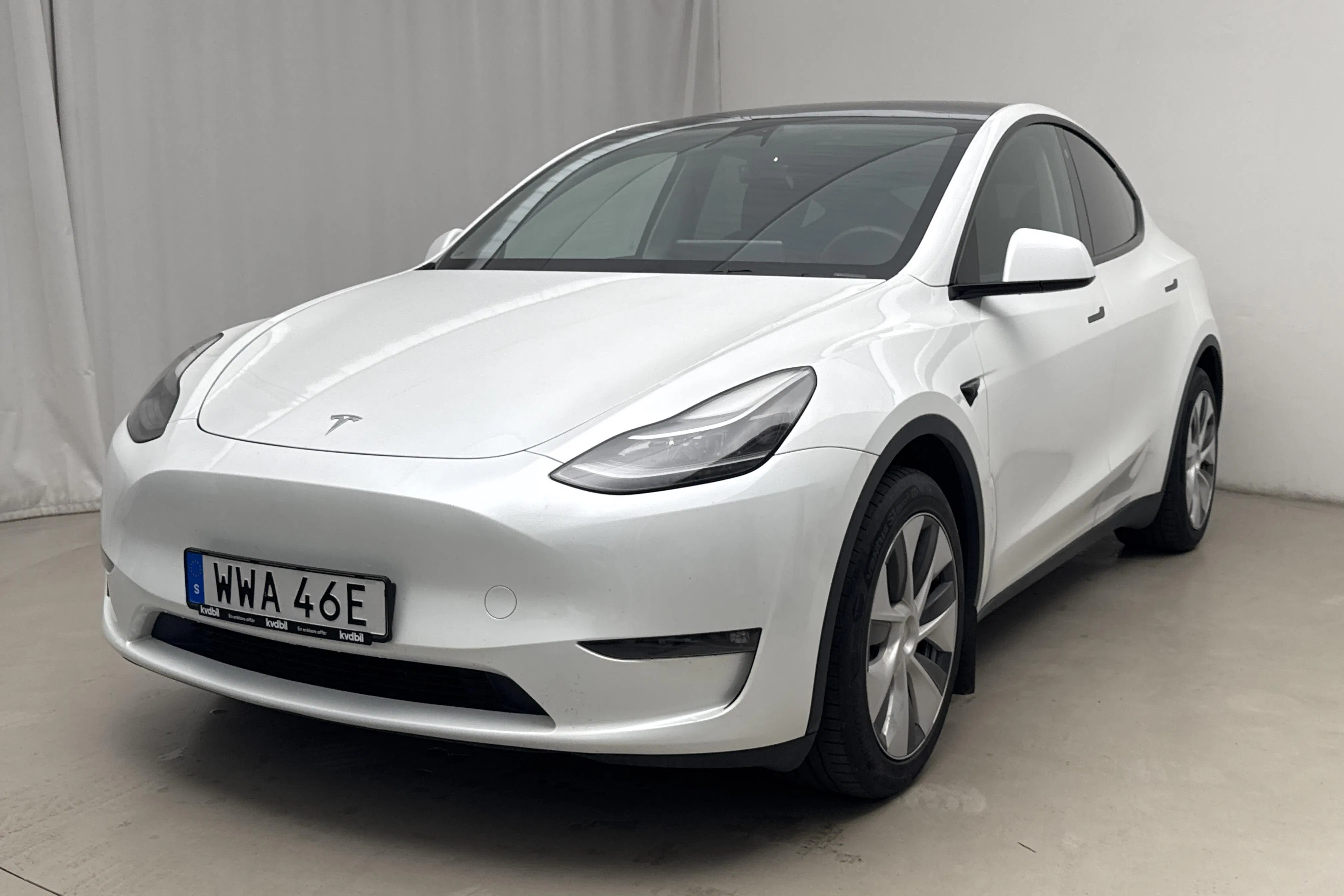 Presentationsfoto 1 av 18: Tesla Model Y Long Range Dual Motor AWD - 8 979 mil - Automat - vit - 2023