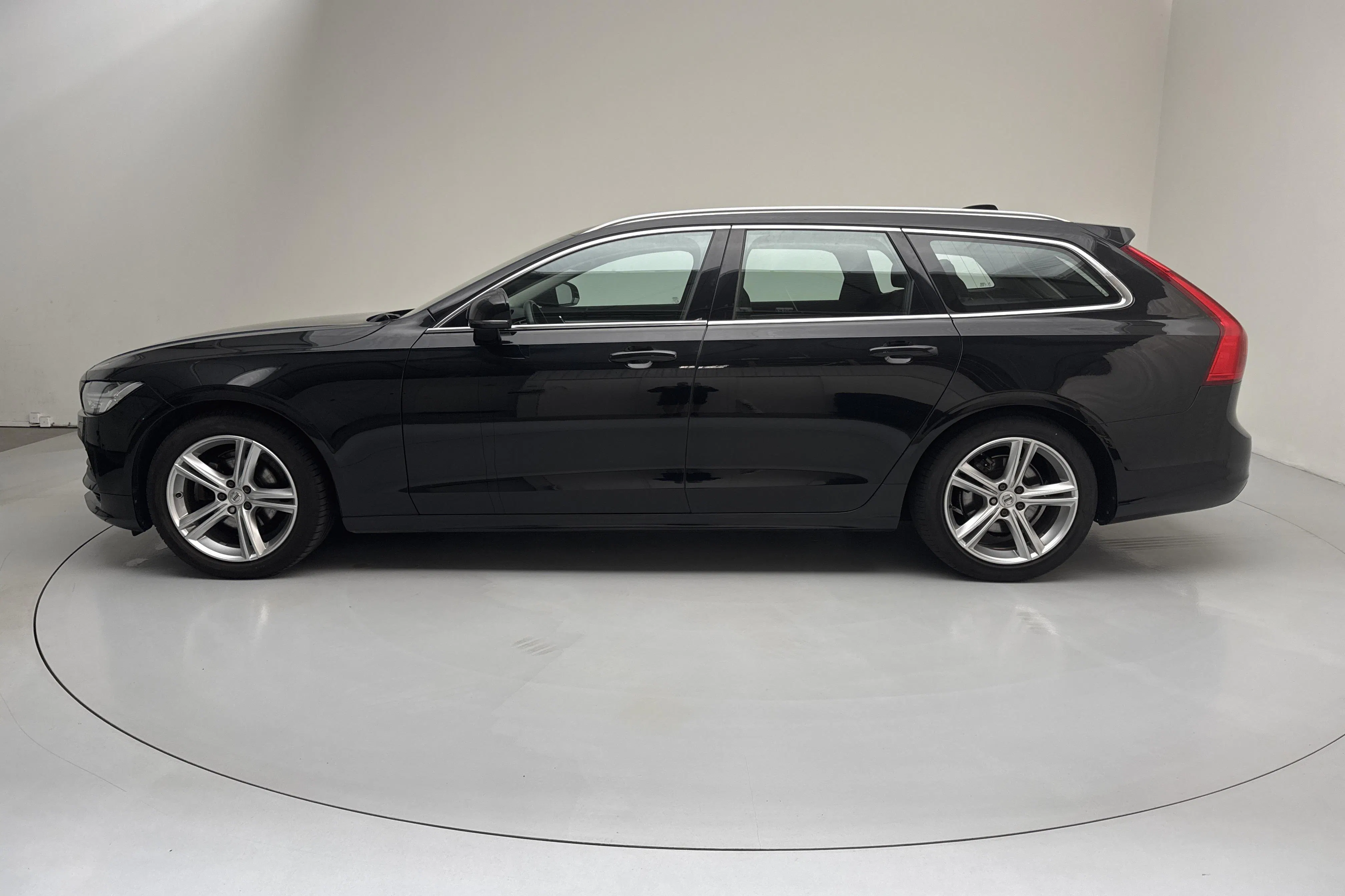 Presentation photo 2 of 13: Volvo V90 T4 (190hk) - 119 470 km - Automatic - black - 2020