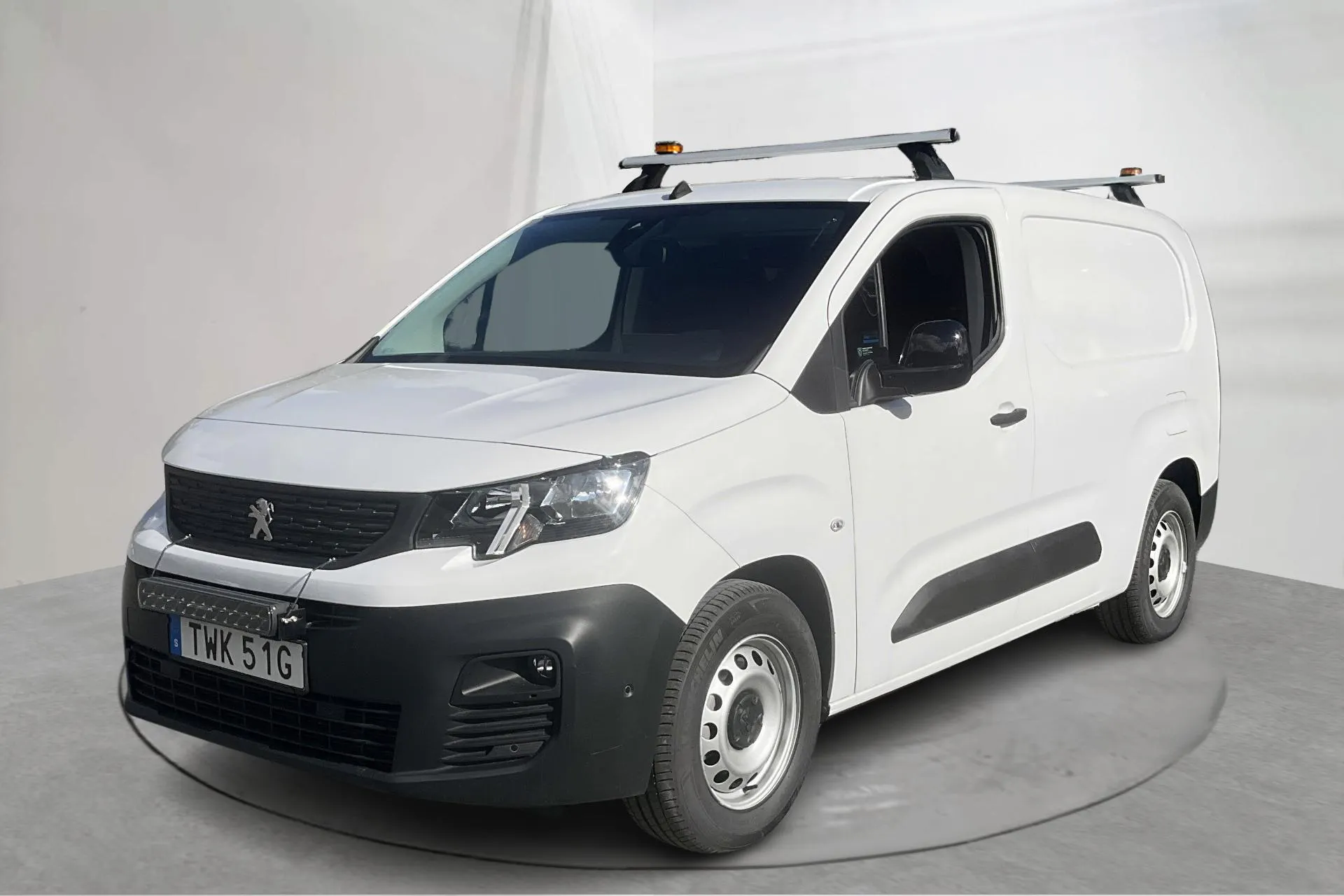 Presentationsfoto 1 av 18: Peugeot e-Partner 50kWh (136hk) - 34 mil - Automat - vit - 2023