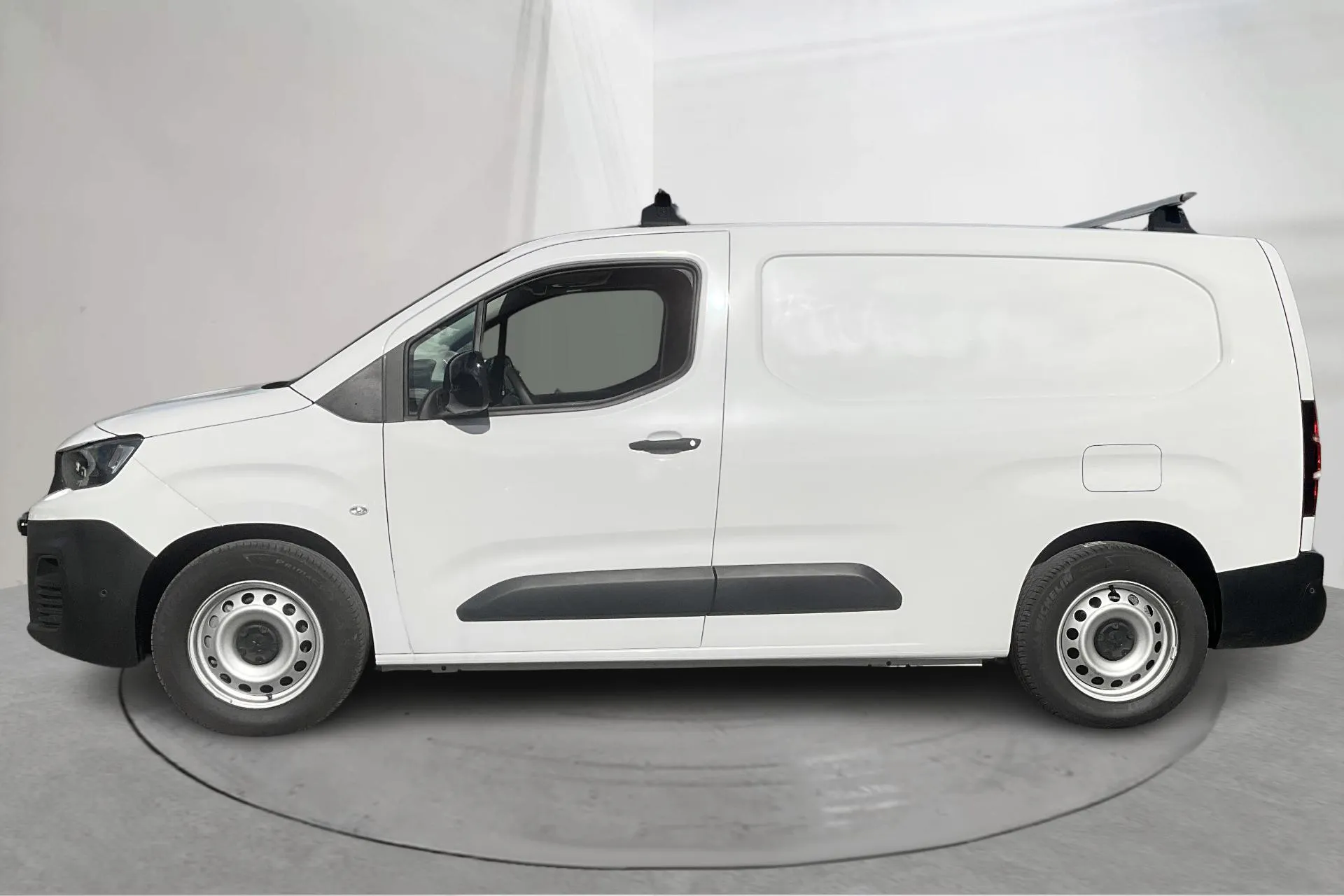Presentationsfoto 2 av 18: Peugeot e-Partner 50kWh (136hk) - 34 mil - Automat - vit - 2023