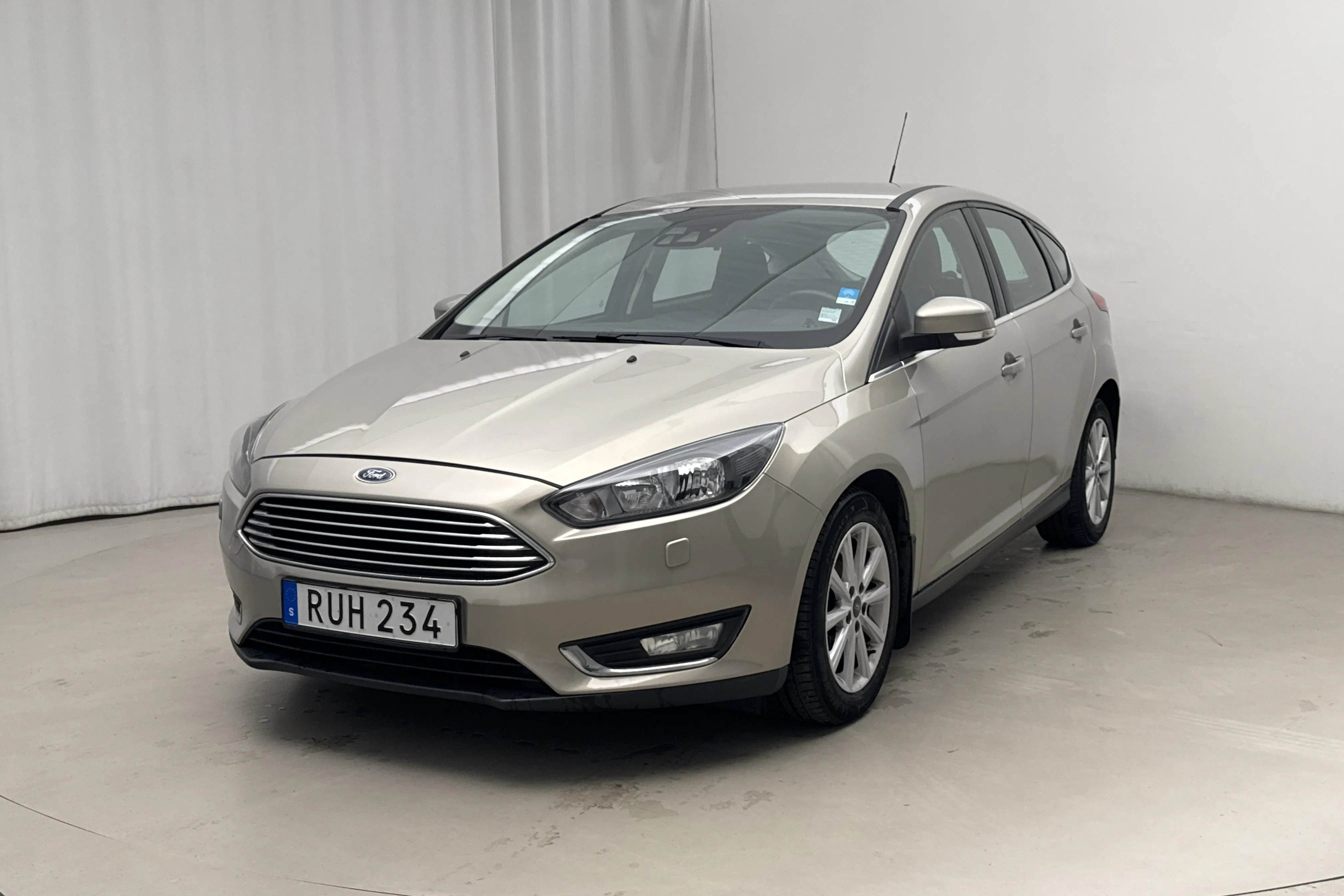 Presentationsfoto 1 av 13: Ford Focus 1.0 EcoBoost 5dr (100hk) - 10 044 mil - Manuell - grå - 2015