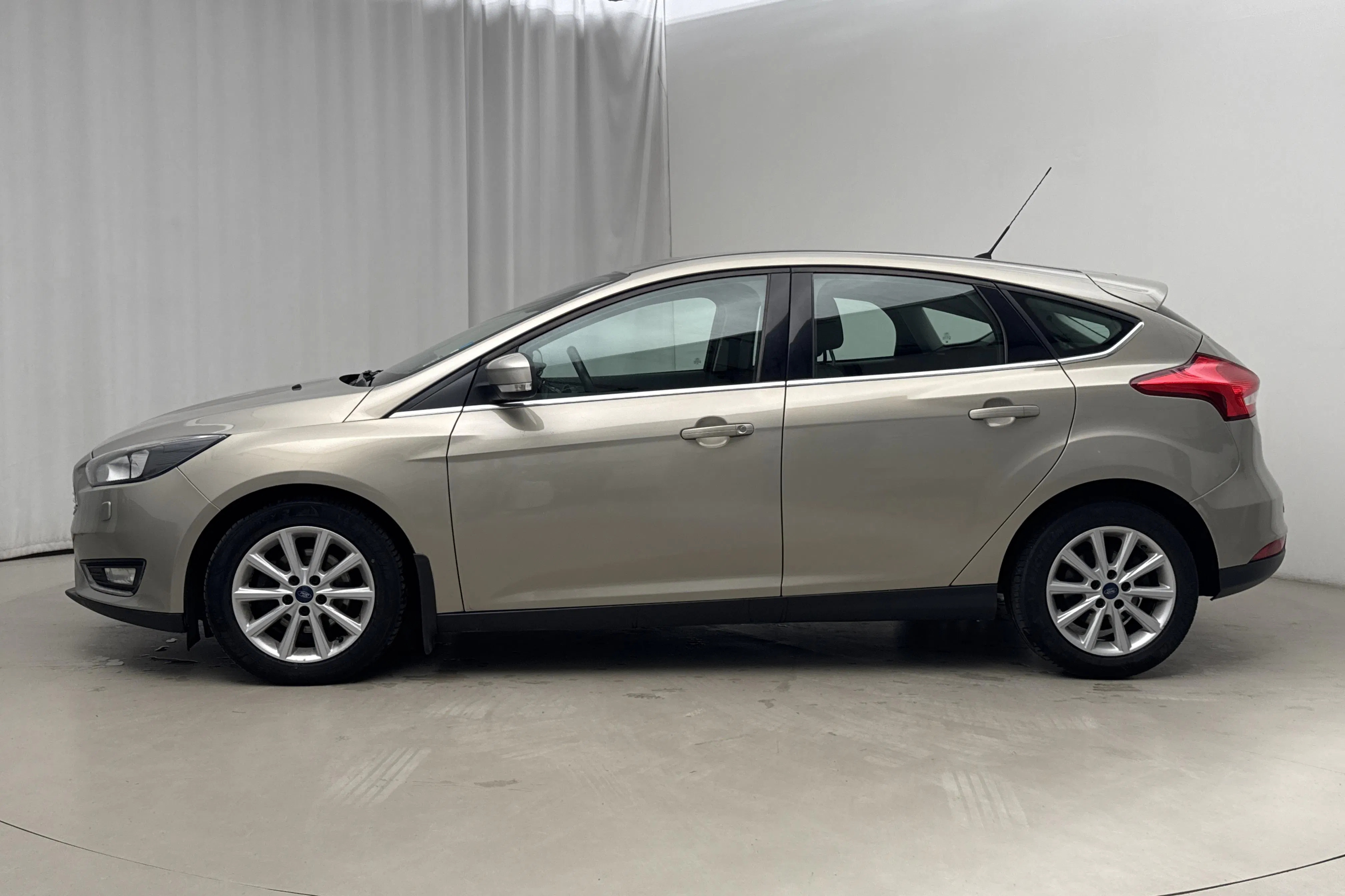 Presentationsfoto 2 av 13: Ford Focus 1.0 EcoBoost 5dr (100hk) - 10 044 mil - Manuell - grå - 2015