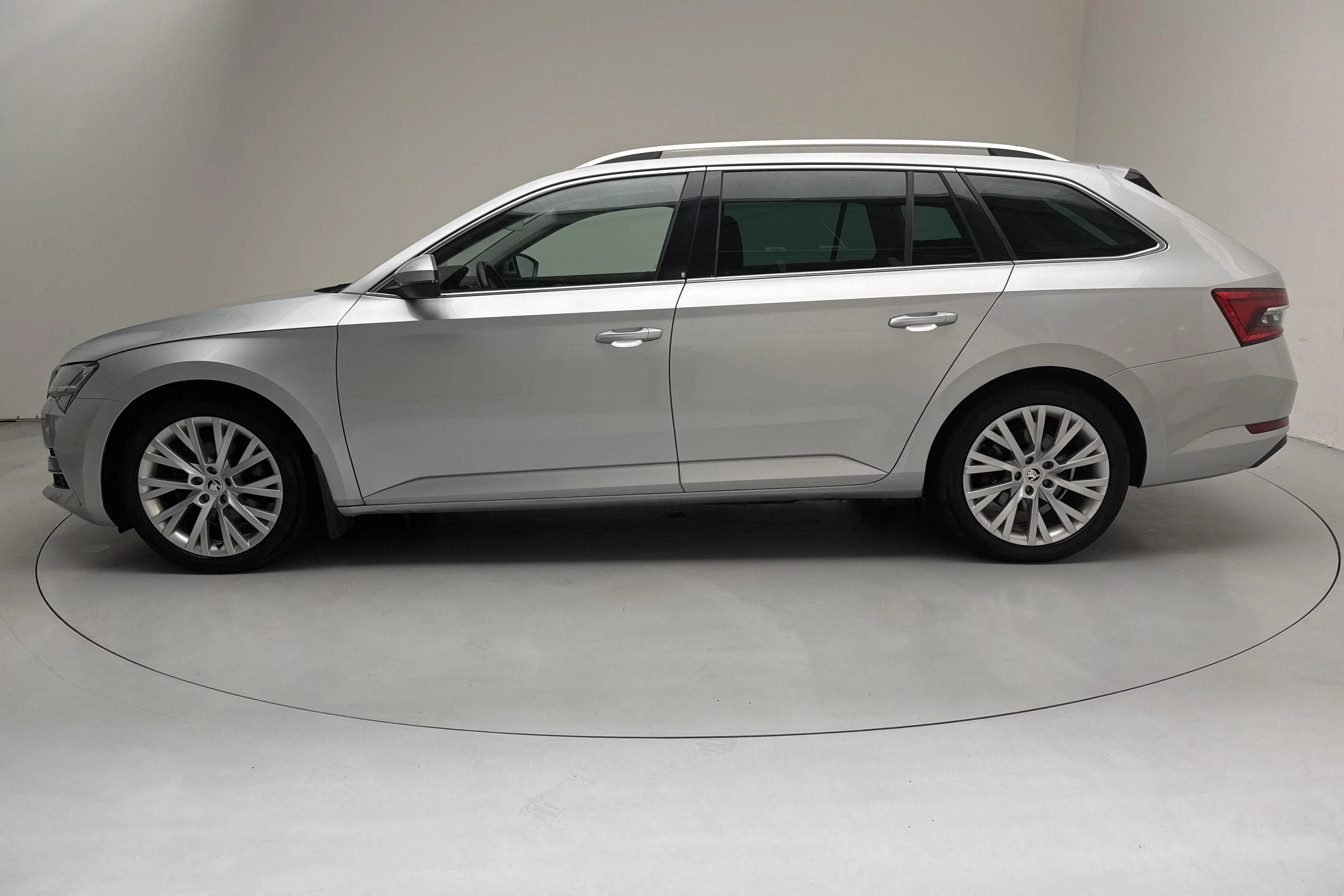 Presentationsfoto 2 av 19: Skoda Superb 1.4 TSI PHEV Kombi (218hk) - 15 480 mil - Automat - silver - 2021