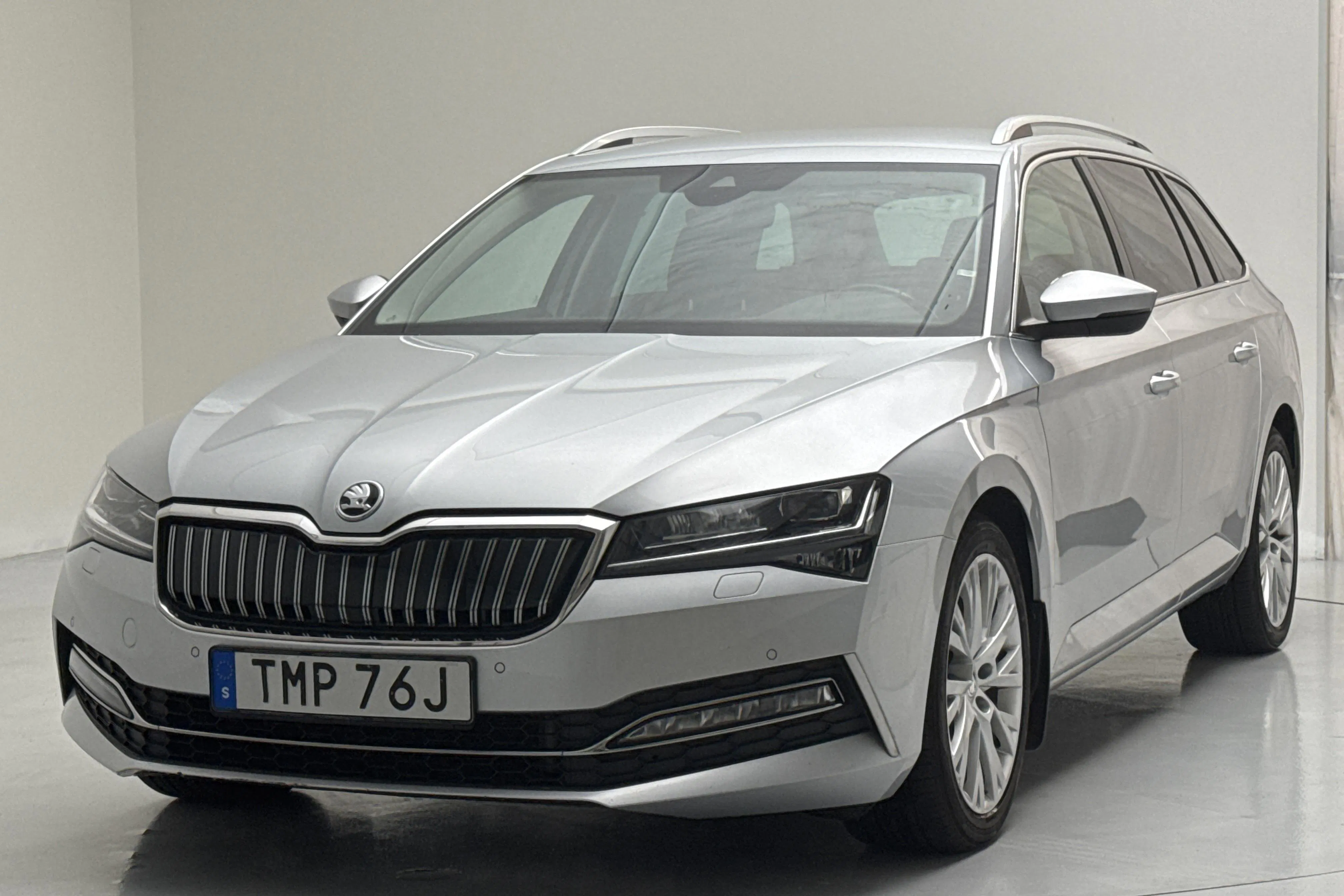 Presentationsfoto 1 av 19: Skoda Superb 1.4 TSI PHEV Kombi (218hk) - 15 480 mil - Automat - silver - 2021