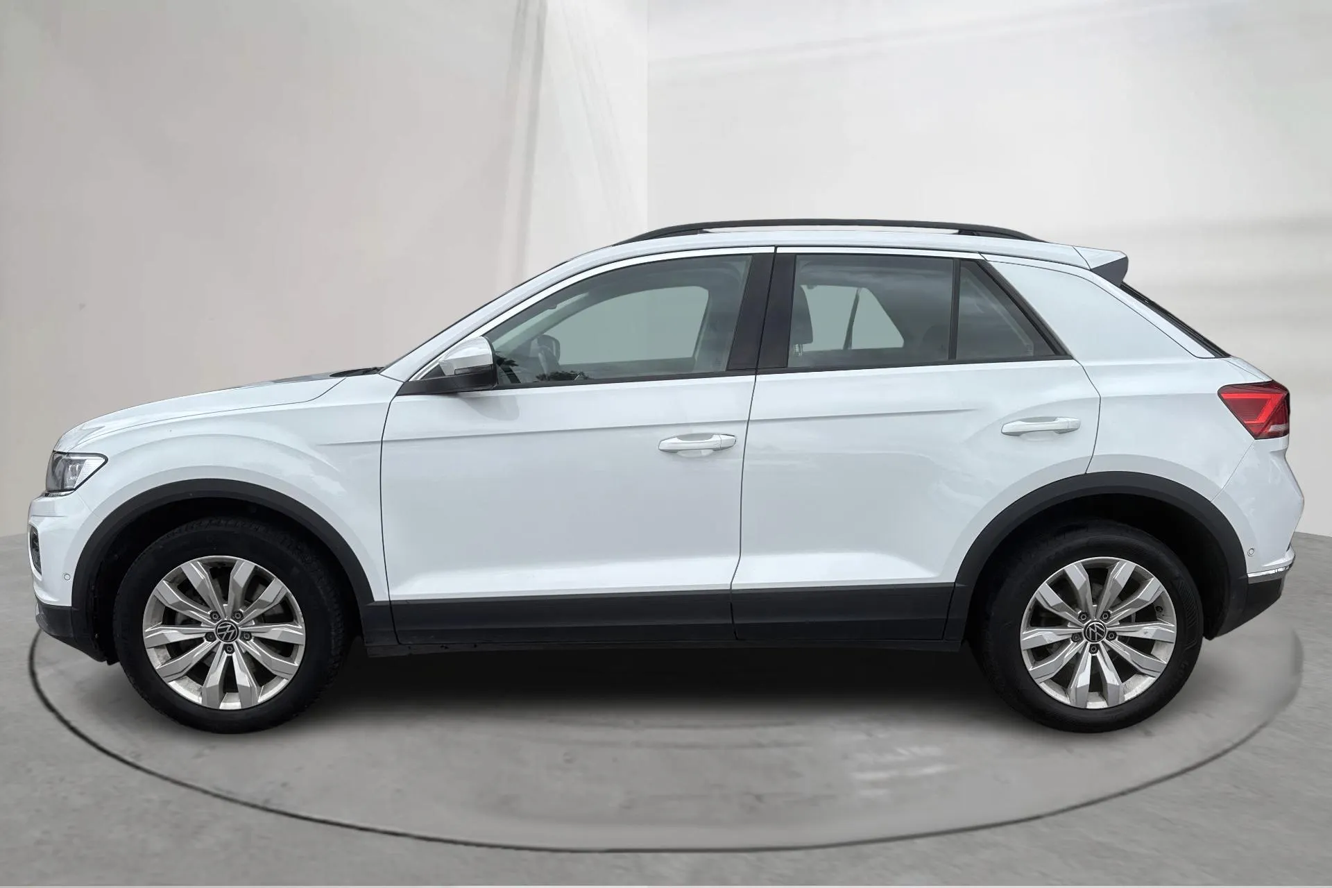 Presentationsfoto 2 av 13: VW T-Roc 2.0 TDI 4MOTION (150hk) - 8 407 mil - Automat - vit - 2022