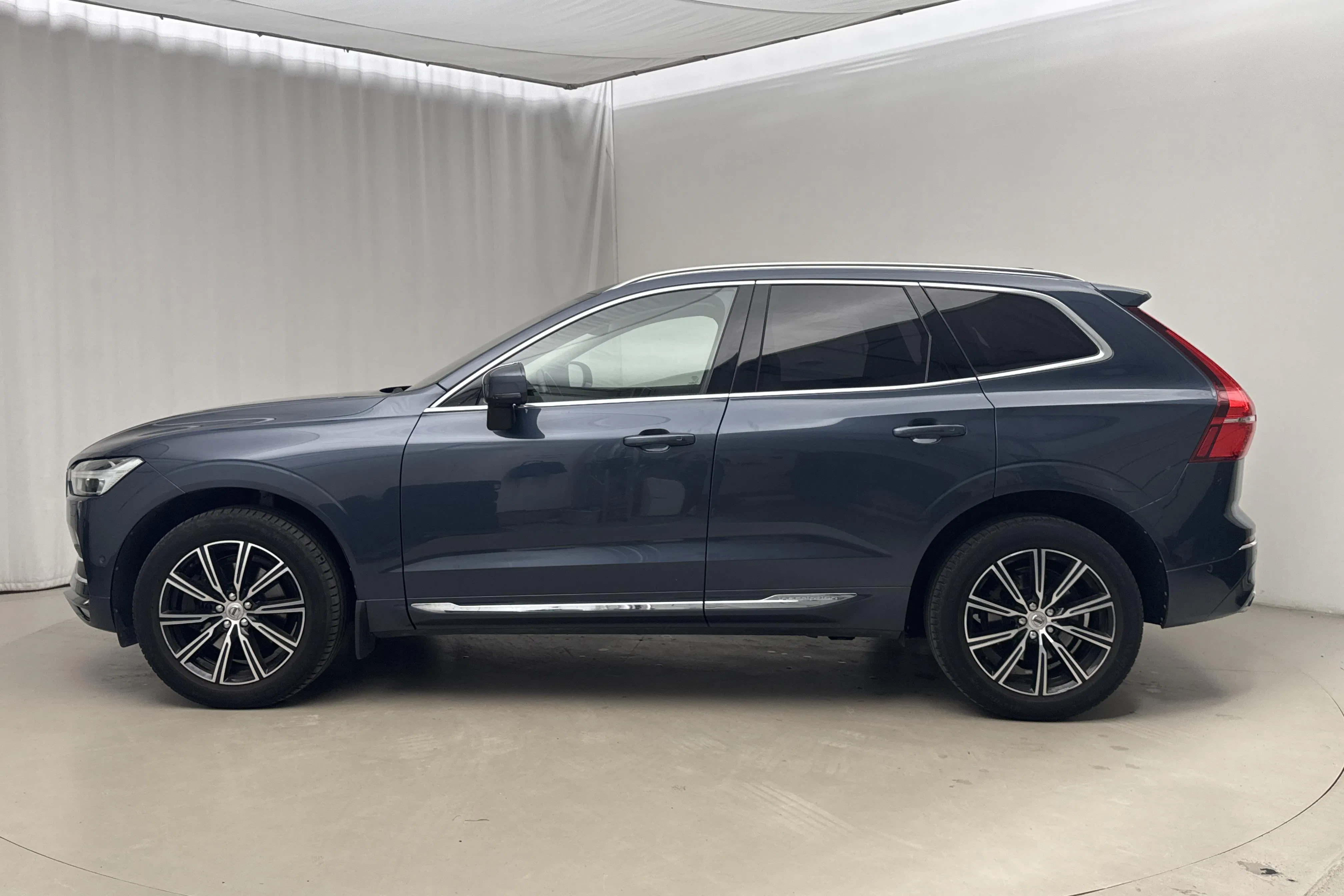 Presentationsfoto 2 av 19: Volvo XC60 T5 AWD (254hk) - 9 131 mil - Automat - Mörkblå - 2018