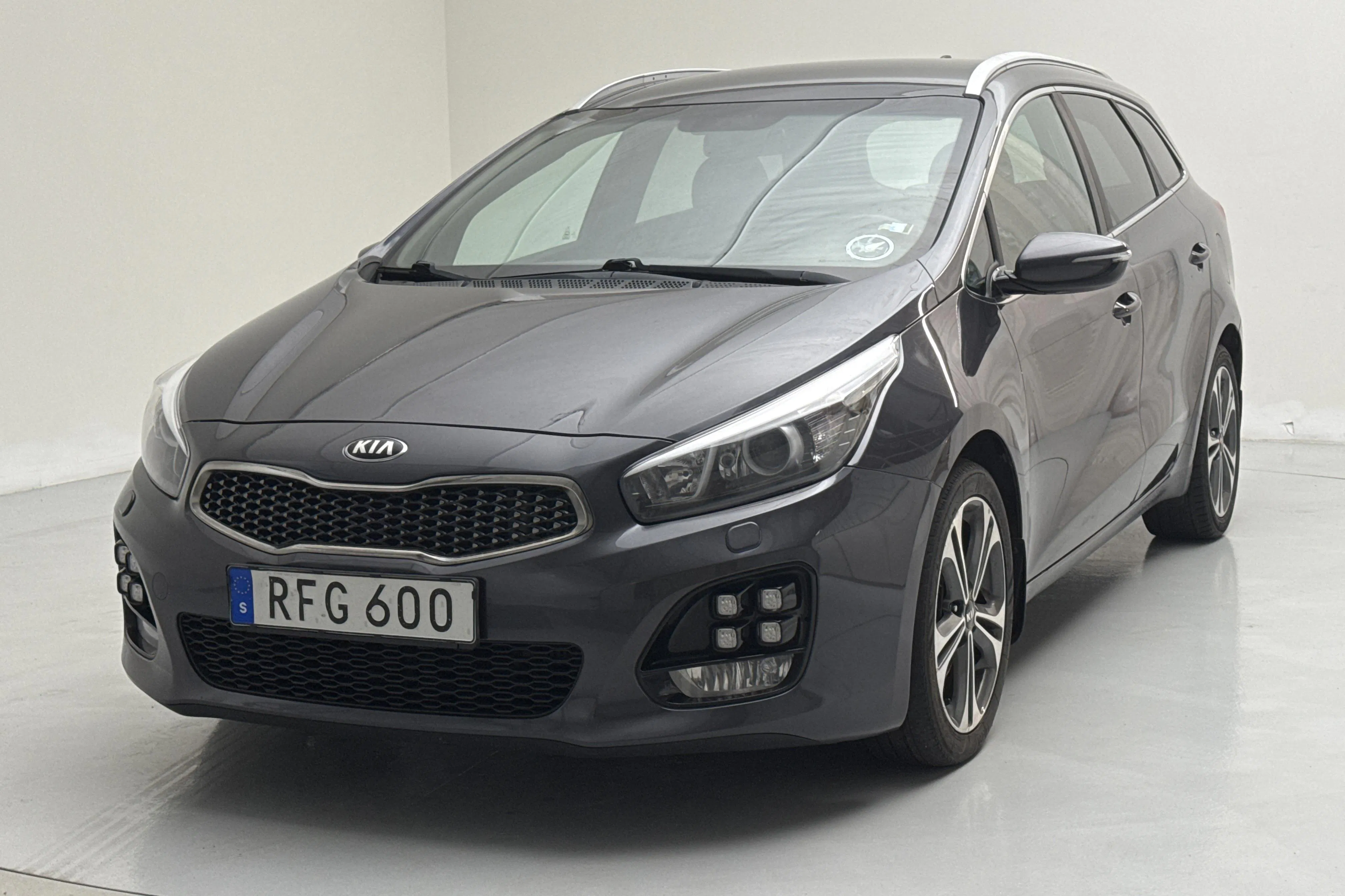 Presentationsfoto 1 av 15: KIA Cee'd 1.6 CRDi SW (136hk) - 21 494 mil - Manuell - grå - 2017