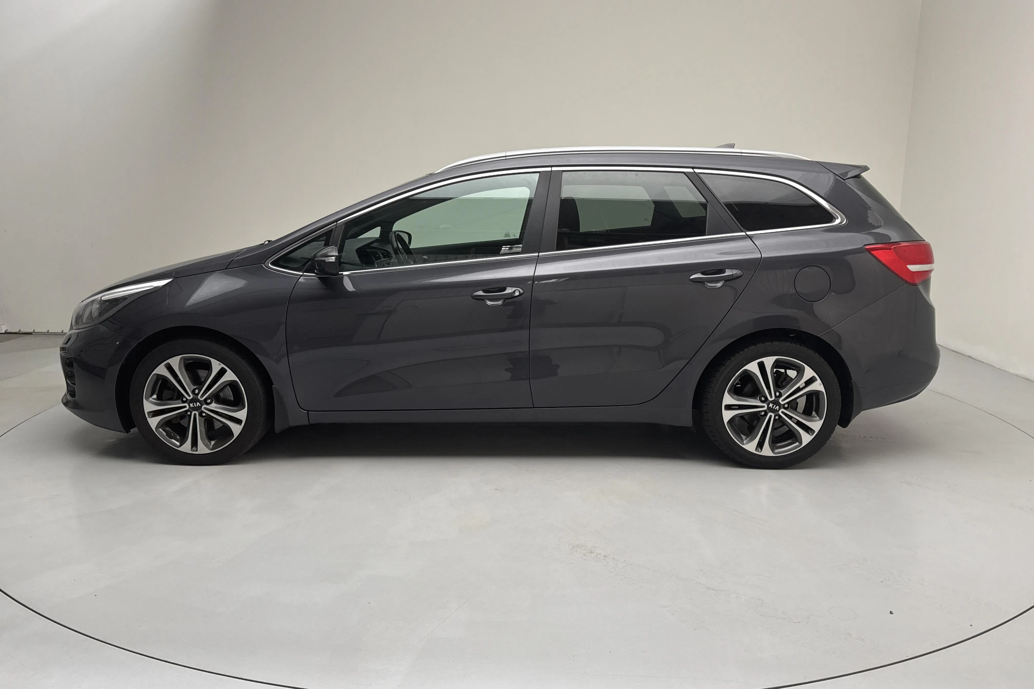 Presentationsfoto 2 av 15: KIA Cee'd 1.6 CRDi SW (136hk) - 21 494 mil - Manuell - grå - 2017