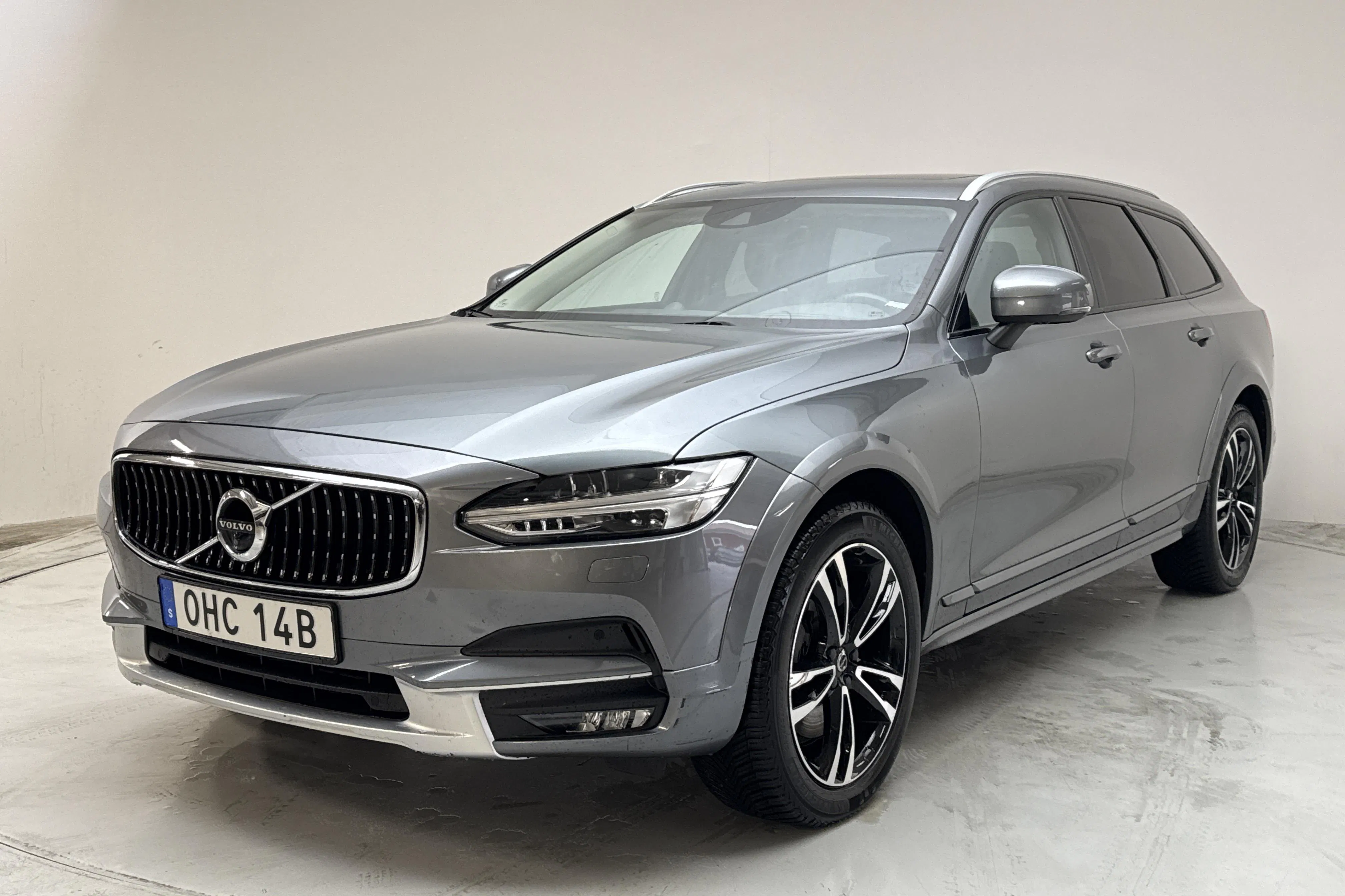 Presentationsfoto 1 av 17: Volvo V90 D4 Cross Country AWD (190hk) - 13 774 mil - Automat - grå - 2020