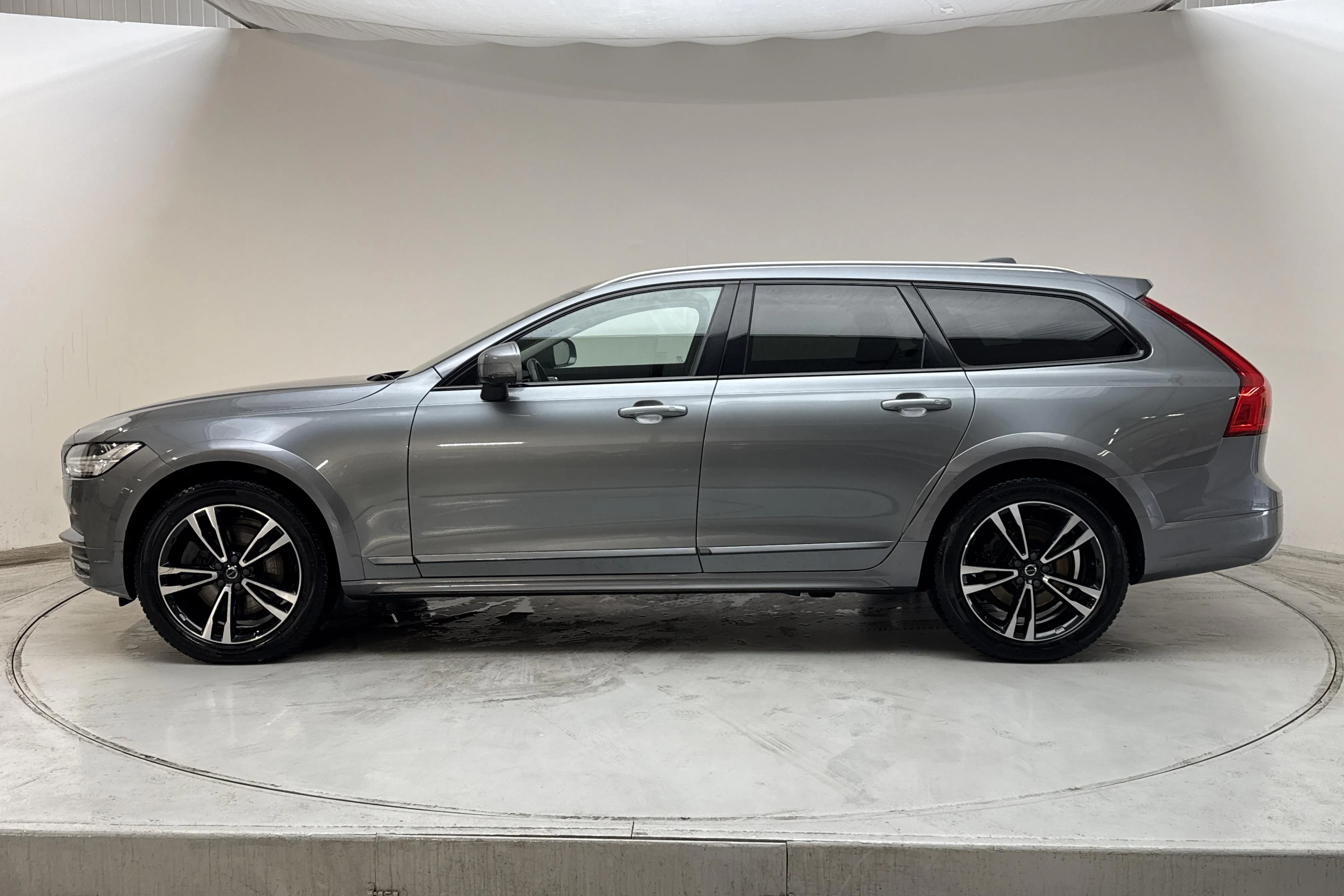 Presentationsfoto 2 av 17: Volvo V90 D4 Cross Country AWD (190hk) - 13 774 mil - Automat - grå - 2020