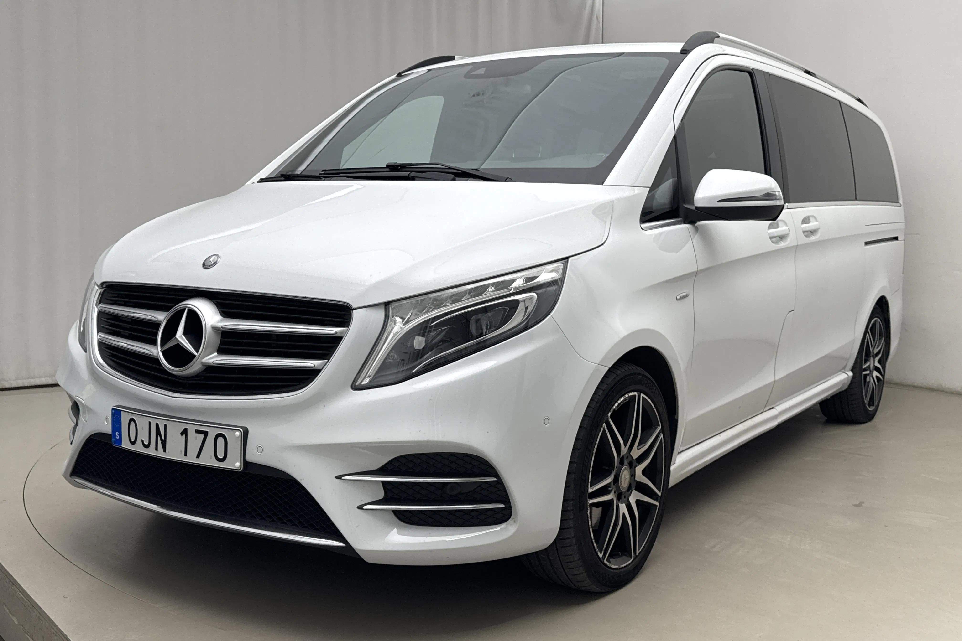 Presentation photo 1 of 21: Mercedes V 250 d W447 (190hk) - 154 180 km - Automatic - white - 2017