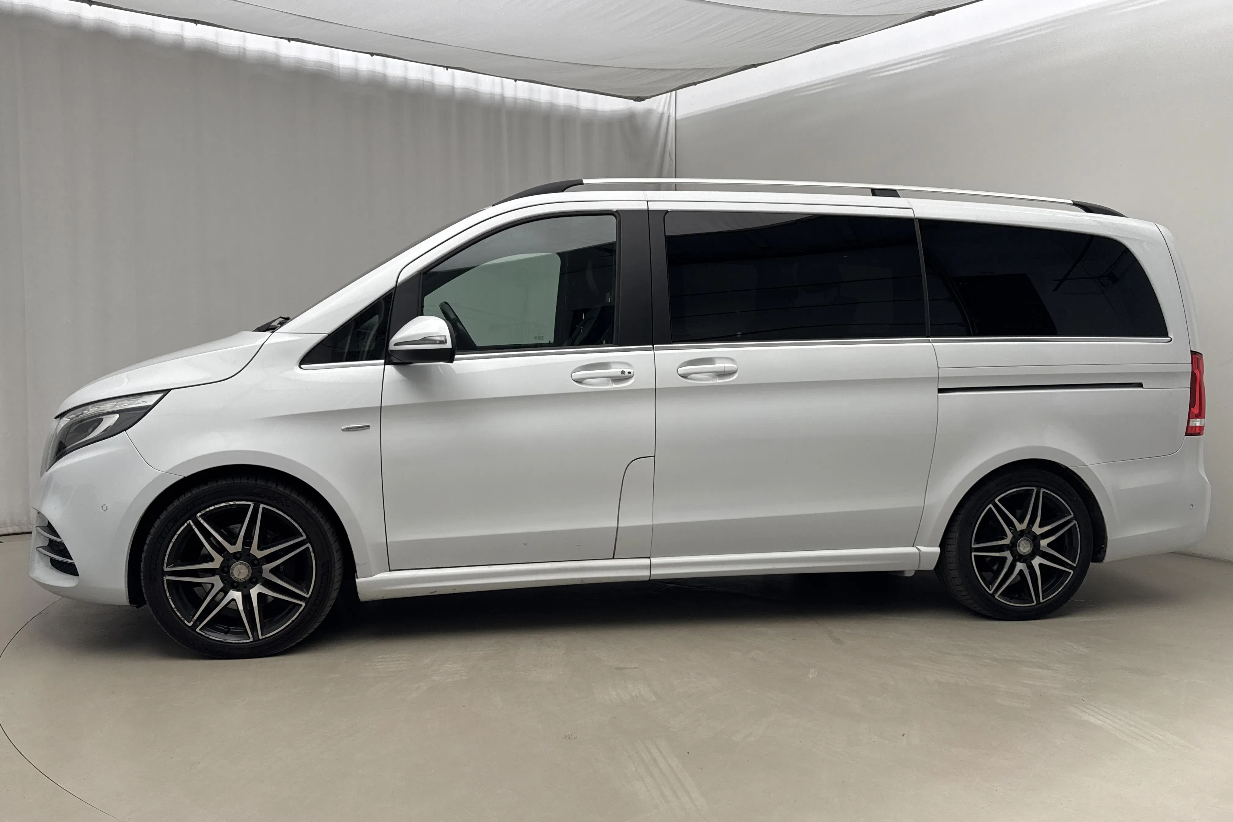Presentation photo 2 of 21: Mercedes V 250 d W447 (190hk) - 154 180 km - Automatic - white - 2017