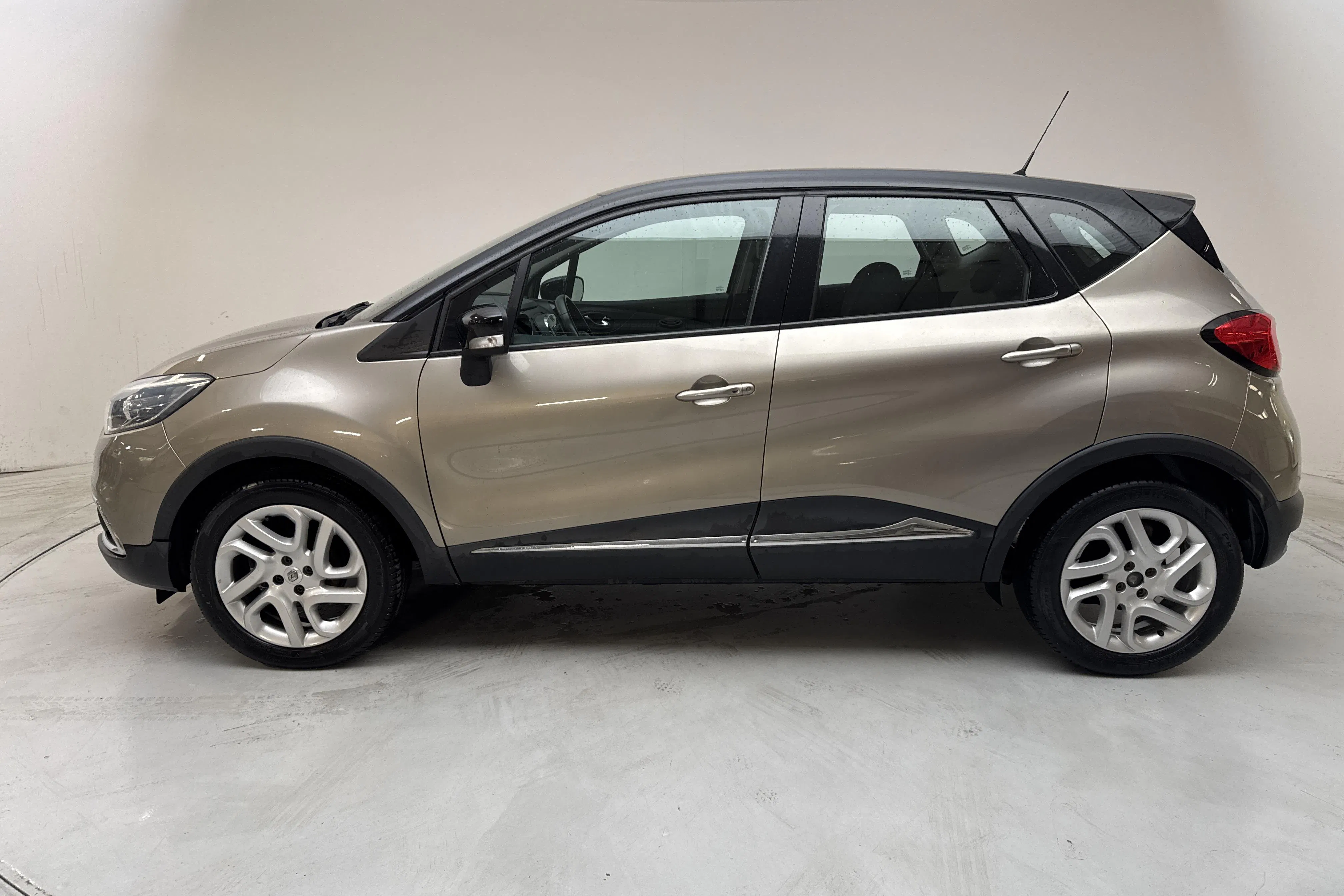 Presentationsfoto 2 av 12: Renault Captur 0.9 TCe (90hk) - 7 384 mil - Manuell - 2014