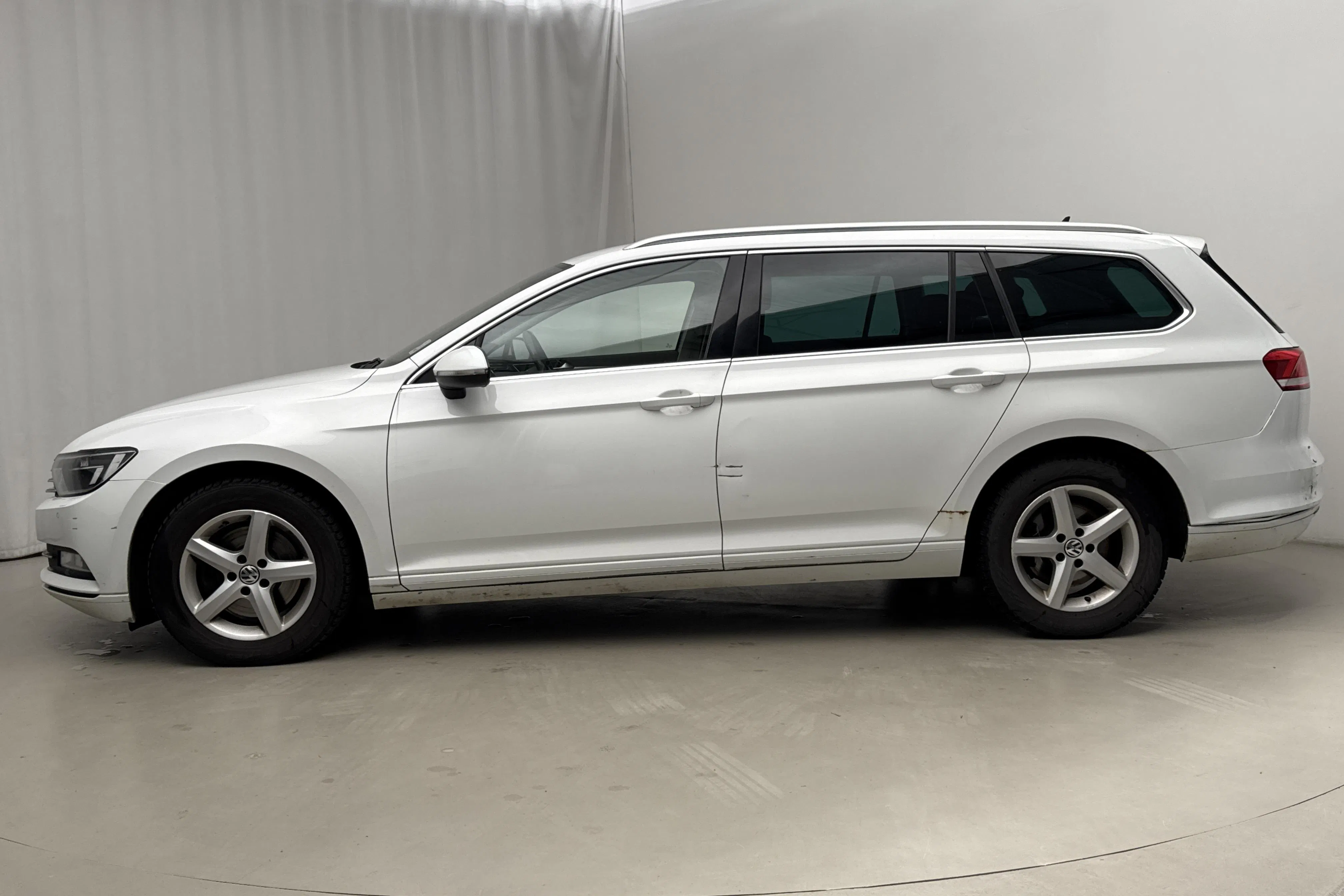 Presentation photo 2 of 15: VW Passat 2.0 TDI Sportscombi (150hk) - 230 000 km - Manual - white - 2015