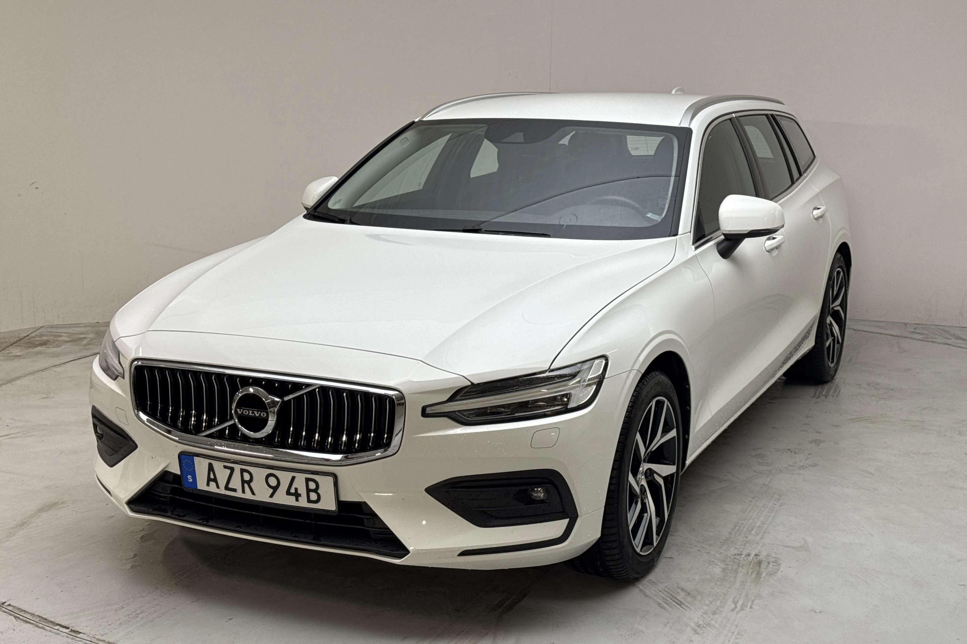 Presentation photo 1 of 15: Volvo V60 D3 (150hk) - 84 190 km - Automatic - white - 2020