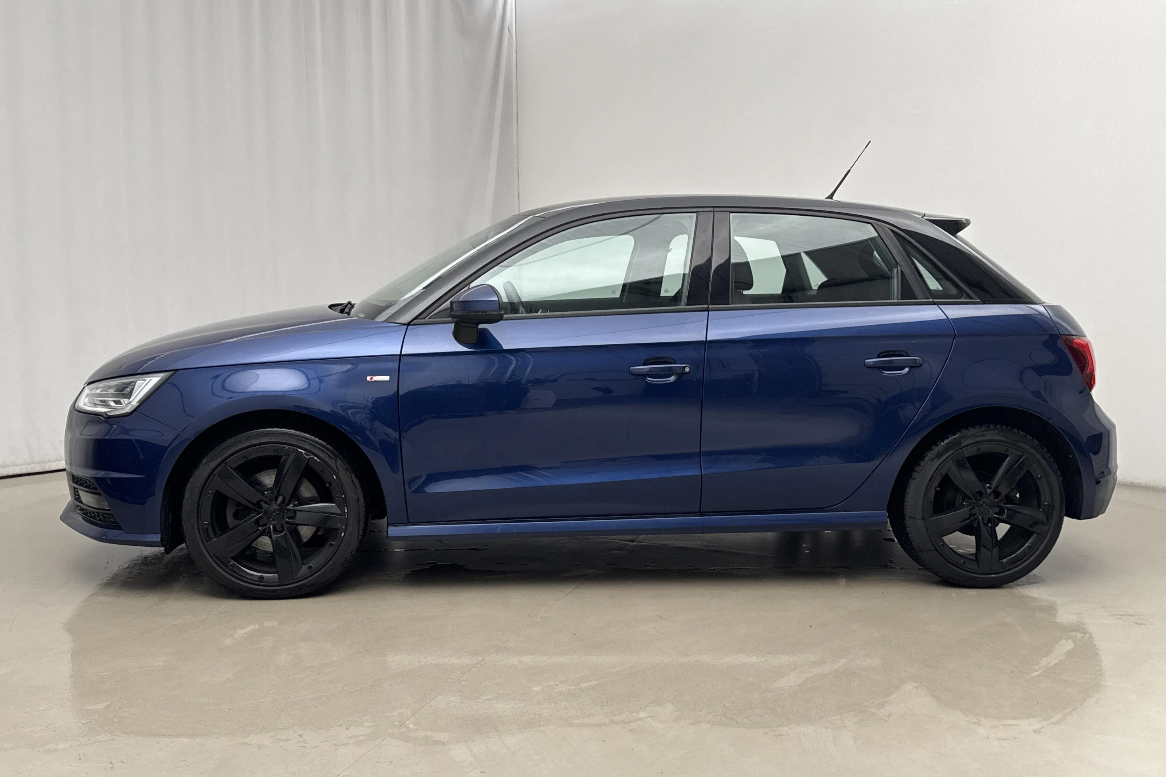Presentationsfoto 2 av 15: Audi A1 1.6 TDI Sportback (116hk) - 11 656 mil - Automat - blå - 2016