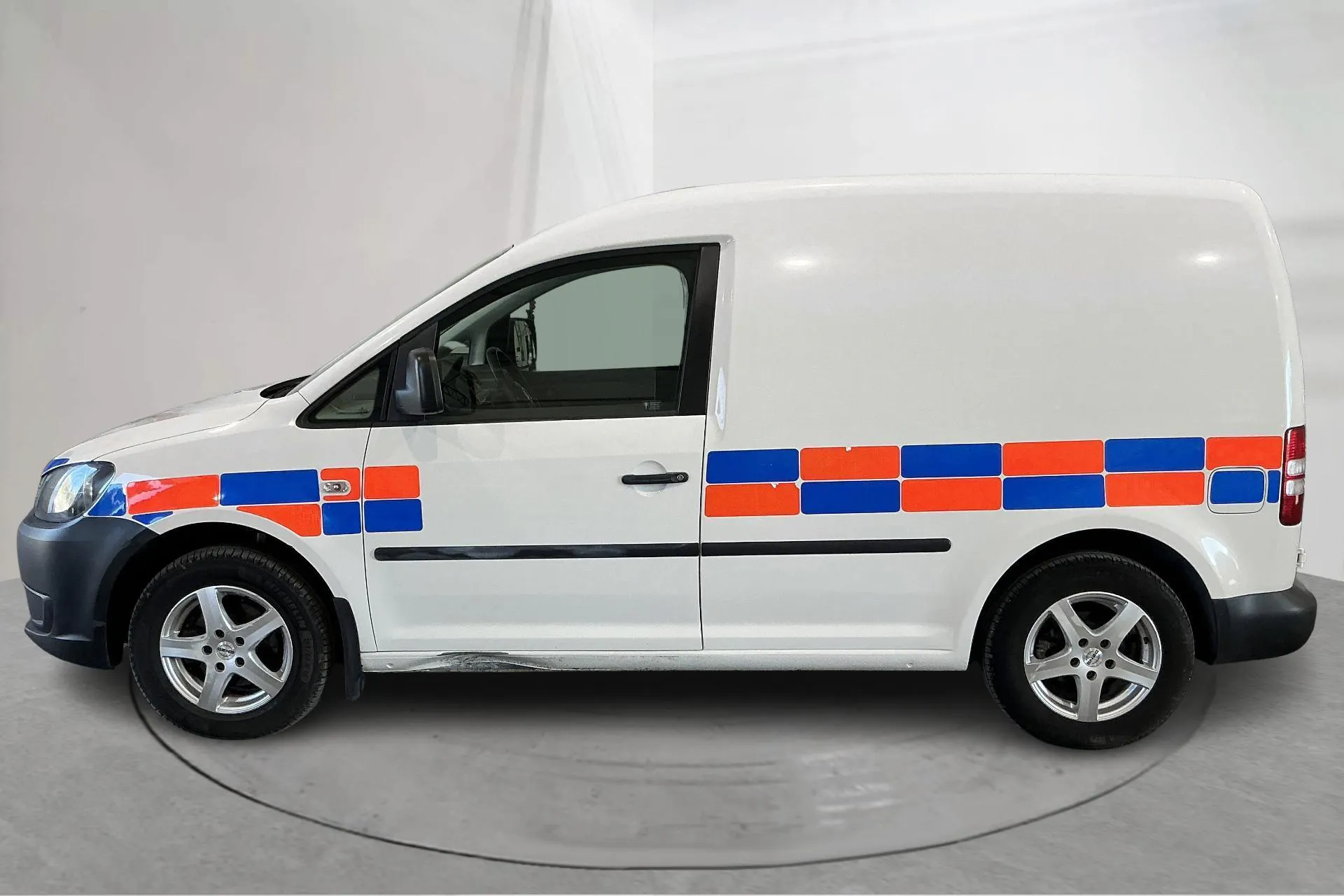 Presentationsfoto 2 av 16: VW Caddy 1.6 TDI Skåp (75hk) - 10 361 mil - Manuell - vit - 2013