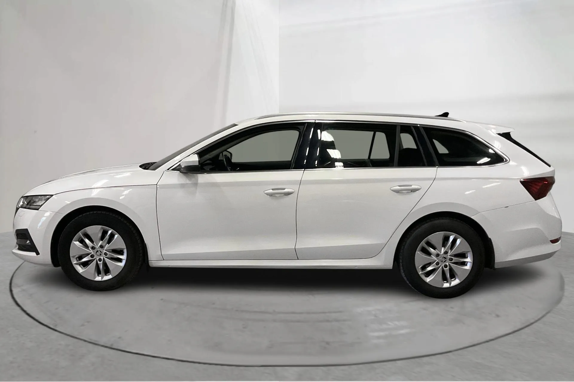 Presentationsfoto 2 av 18: Skoda Octavia G-TEC 1.5 TSI Combi (130hk) - 5 538 mil - Automat - vit - 2021
