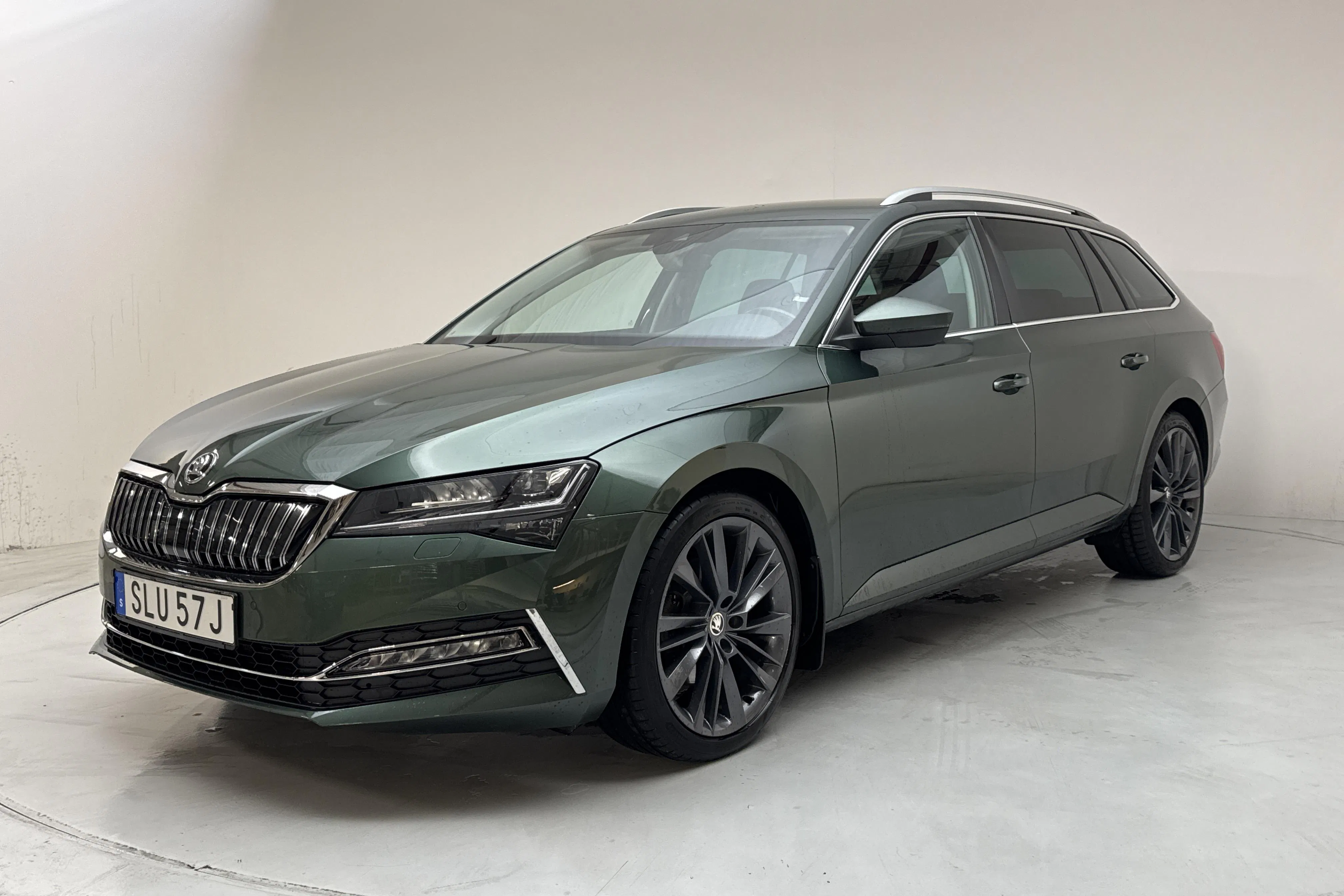 Presentationsfoto 1 av 16: Skoda Superb 1.4 TSI PHEV Kombi (218hk) - 16 612 mil - Automat - grön - 2020