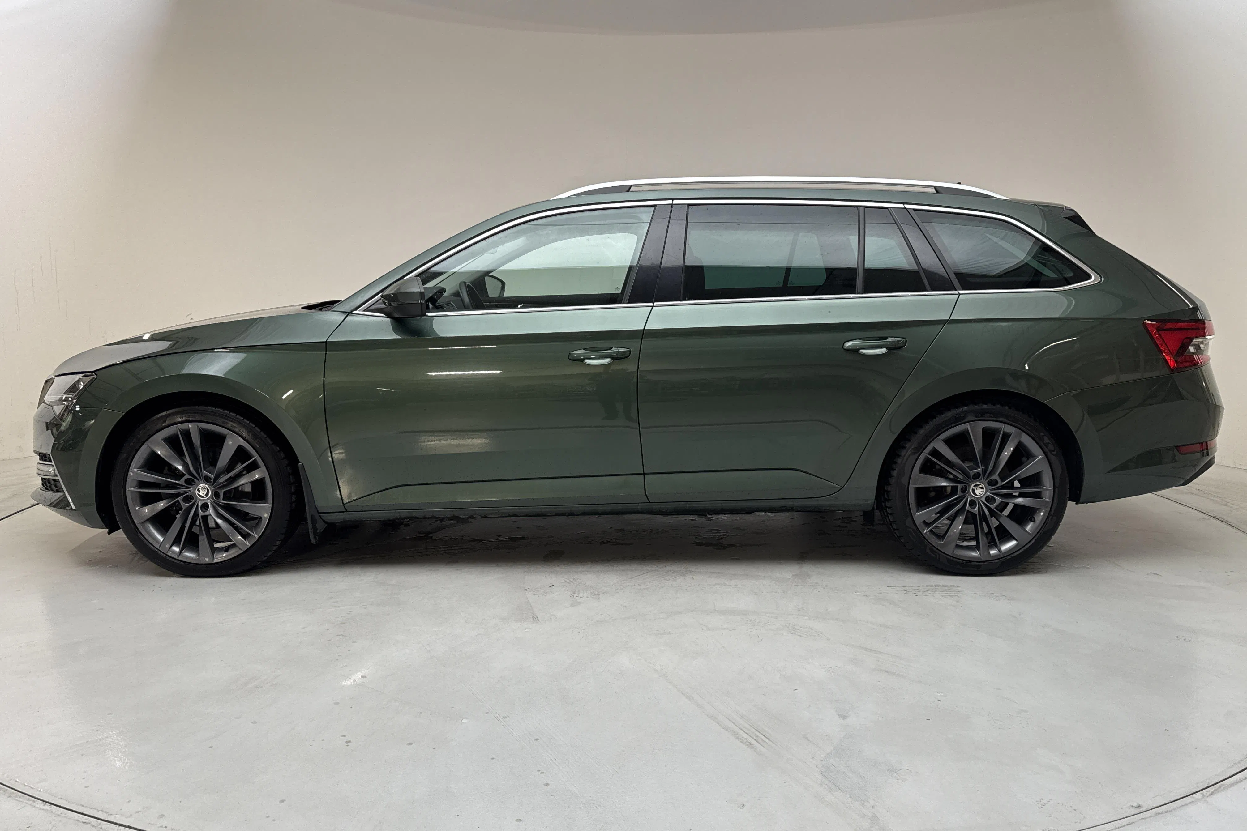 Presentationsfoto 2 av 16: Skoda Superb 1.4 TSI PHEV Kombi (218hk) - 16 612 mil - Automat - grön - 2020