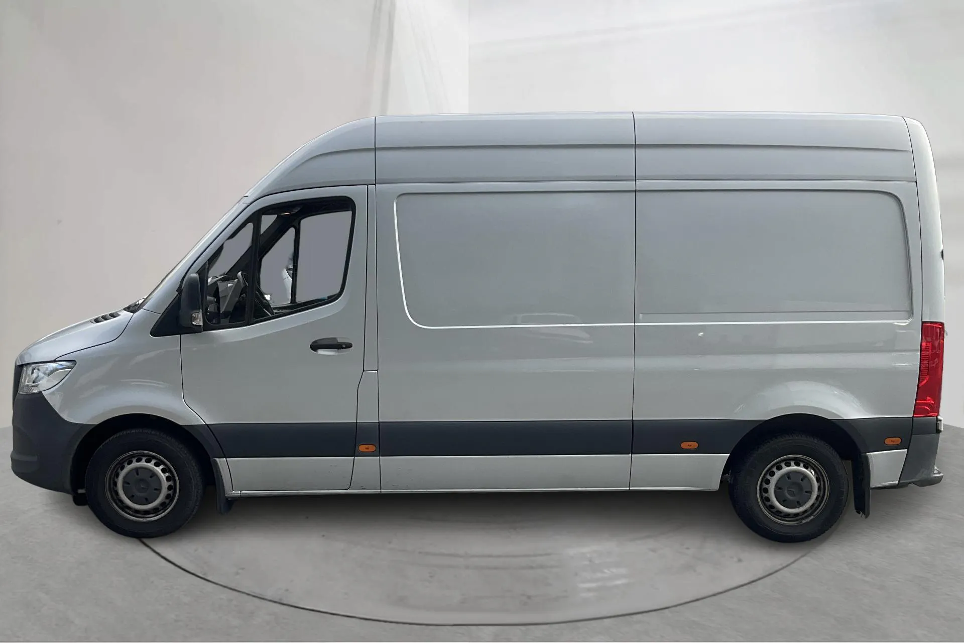 Presentationsfoto 2 av 11: Mercedes Sprinter 314 CDI Skåp 2WD (143hk) - 28 992 mil - Automat - silver - 2020