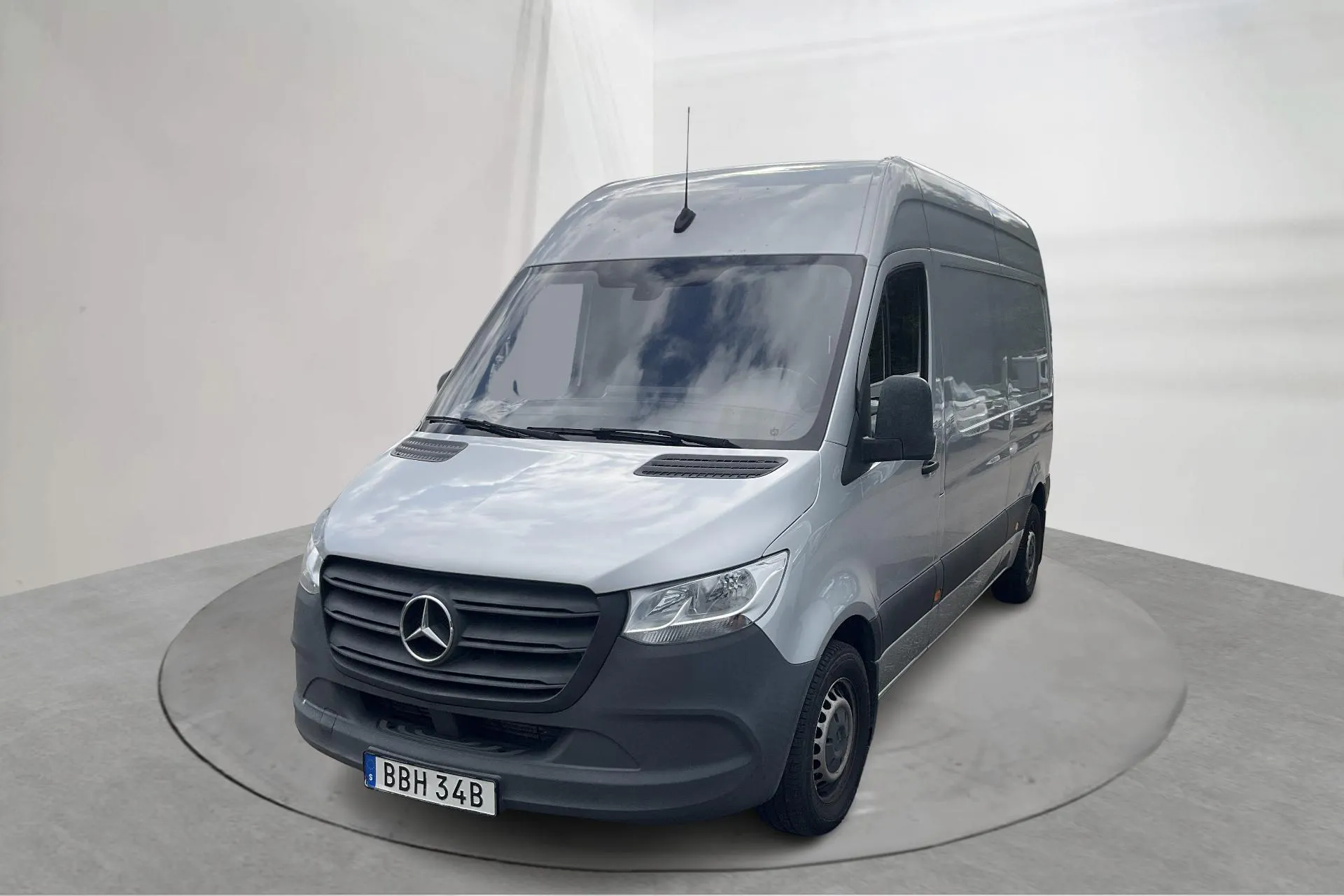 Presentationsfoto 1 av 11: Mercedes Sprinter 314 CDI Skåp 2WD (143hk) - 28 992 mil - Automat - silver - 2020